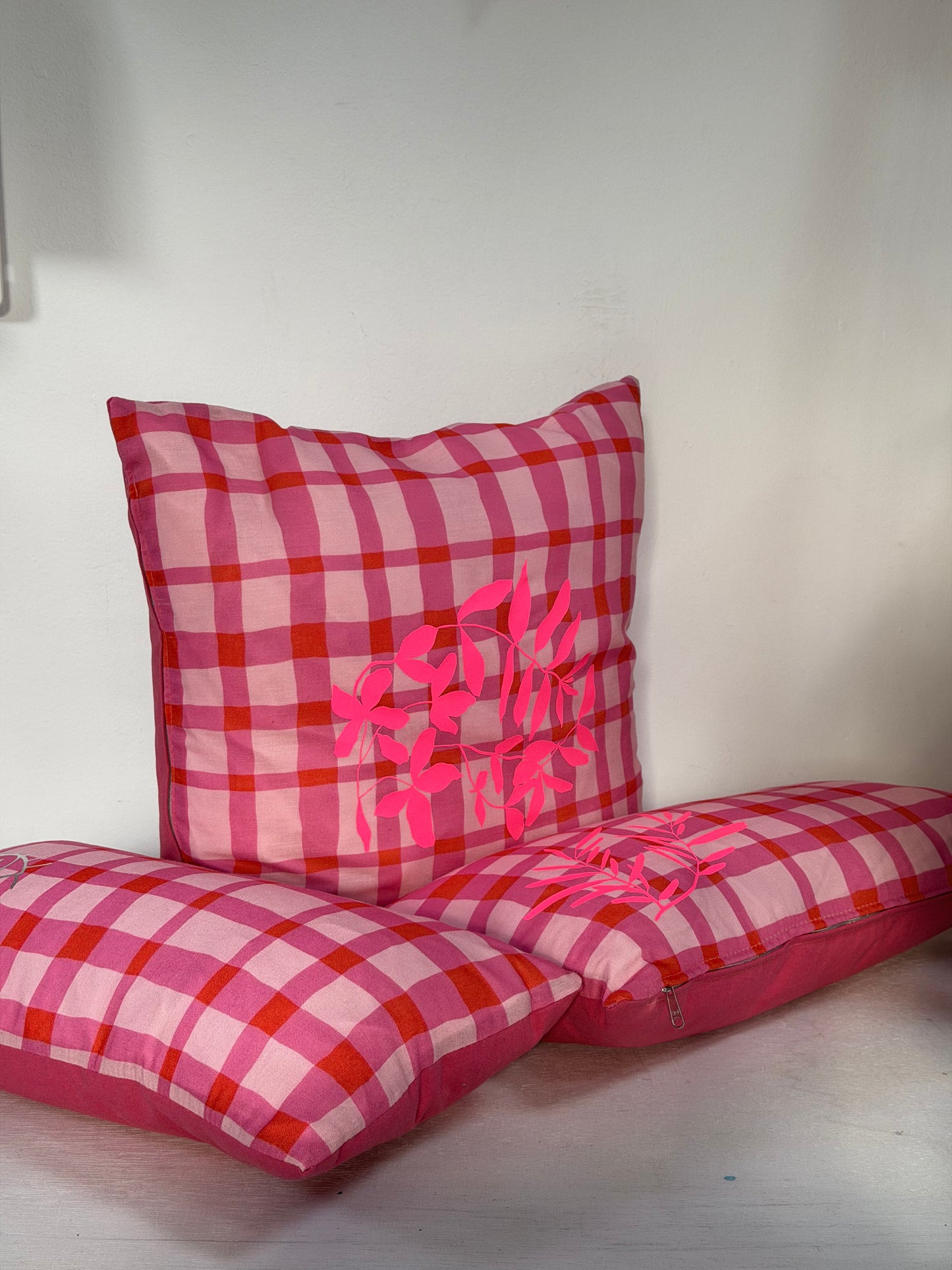 Rosa Karokissen 35x55 cm – Dekokissen aus Baumwolle mit neonfarbenem Druck