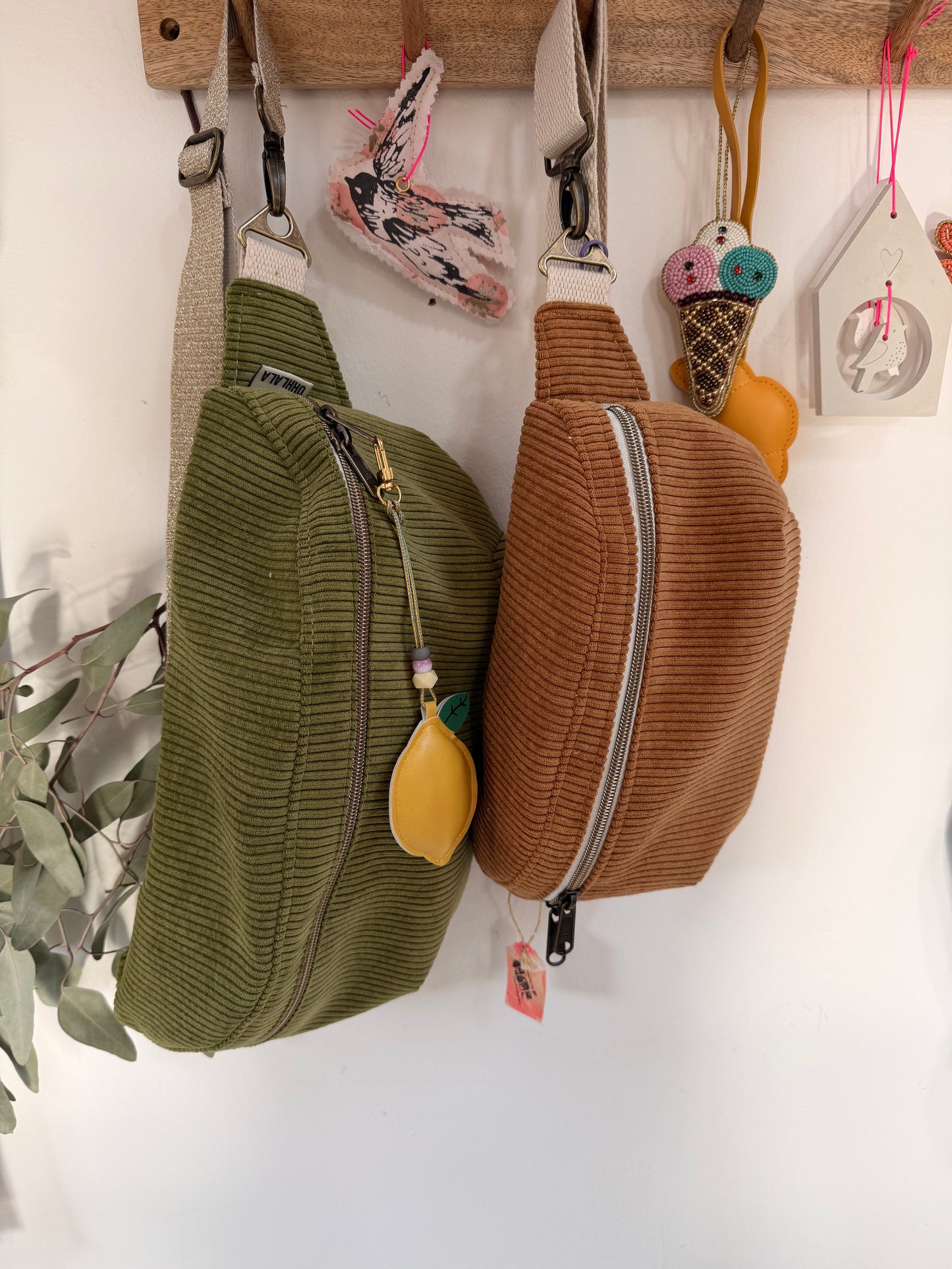 Große Cord Crossbody Tasche in Olivgrün mit Innentasche