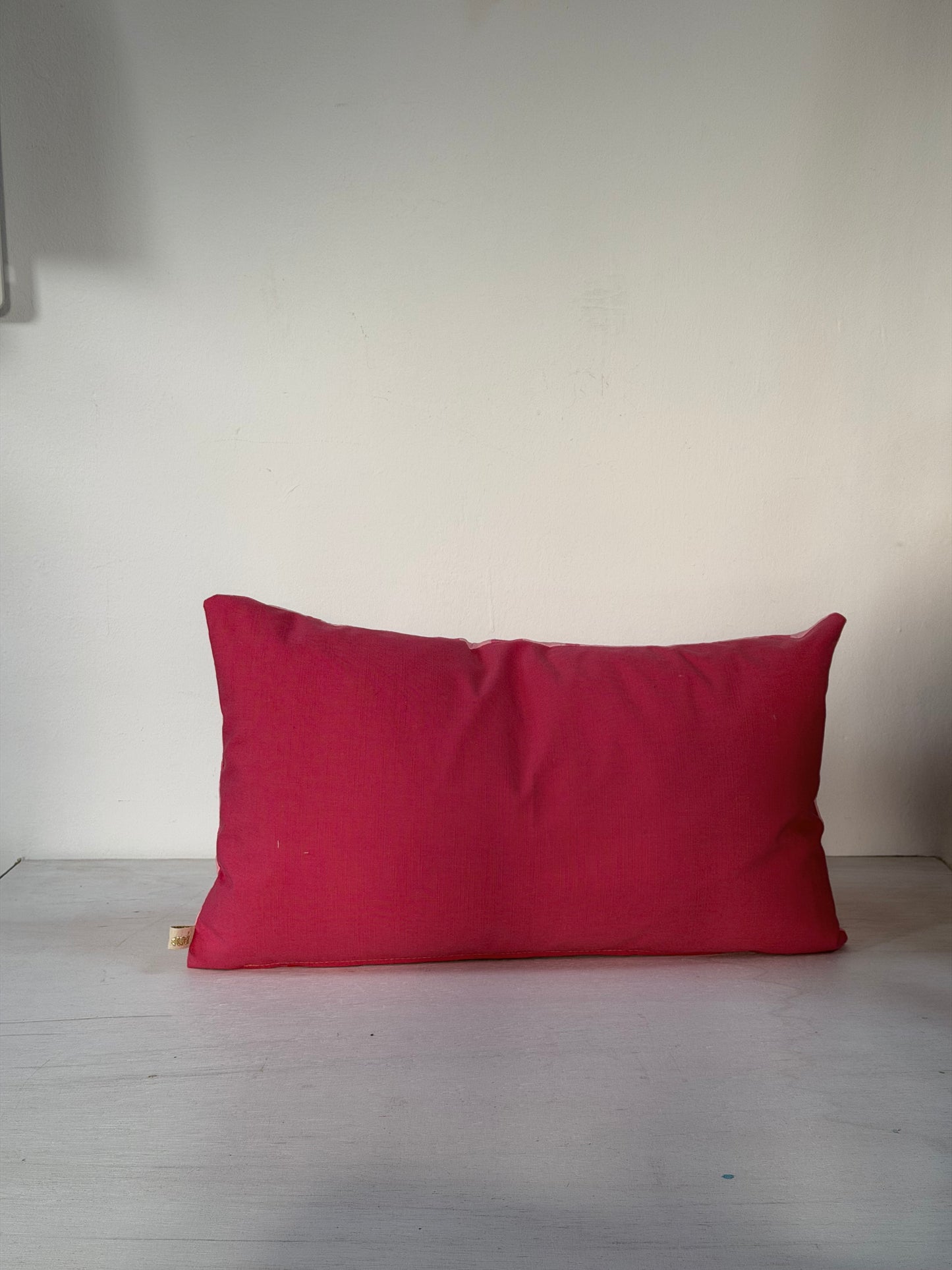 Rosa Karokissen 35x55 cm – Dekokissen aus Baumwolle mit neonfarbenem Druck