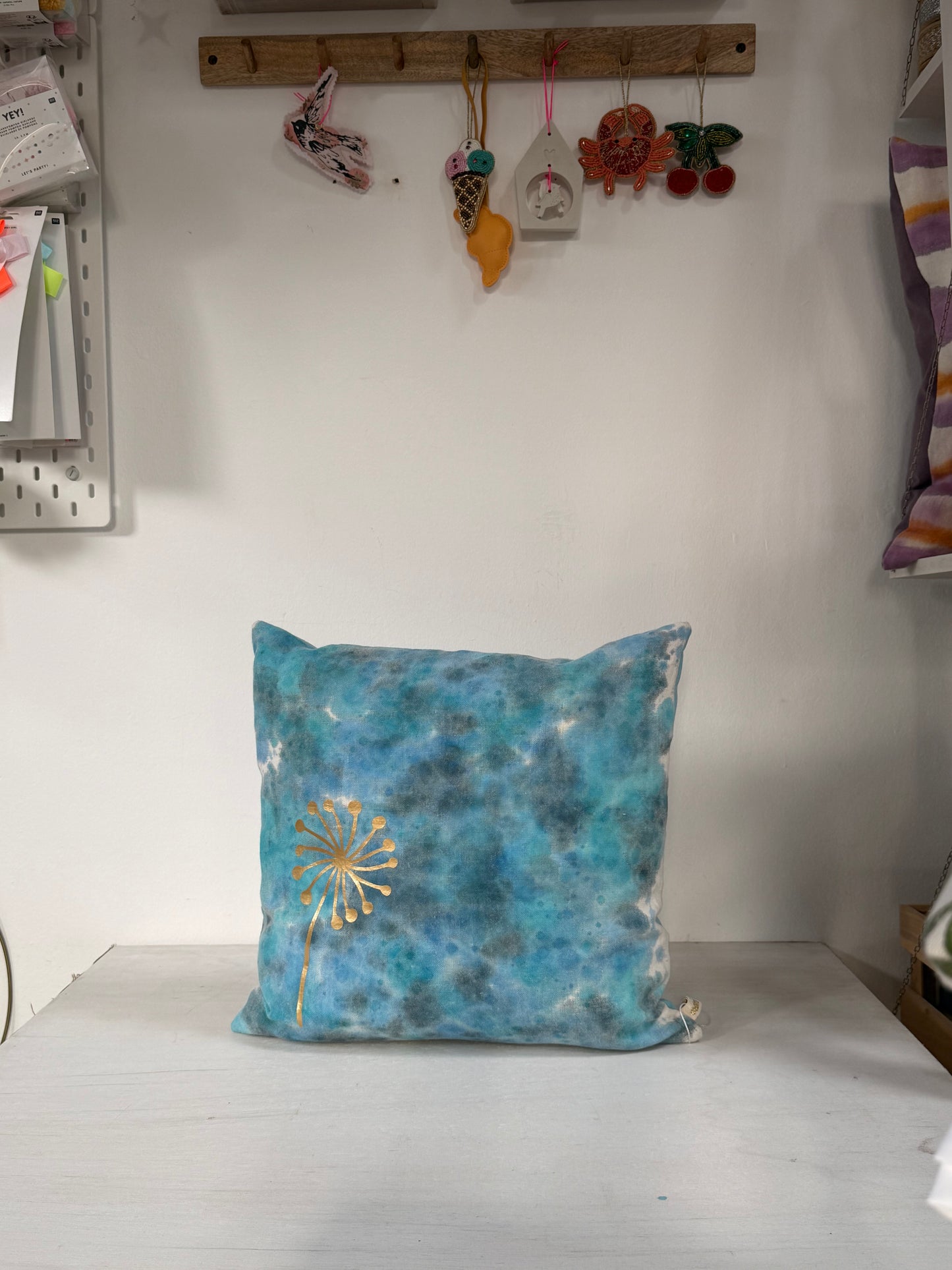 Handgefärbtes Leinenkissen 45x45 cm – Unikat mit Golddruck