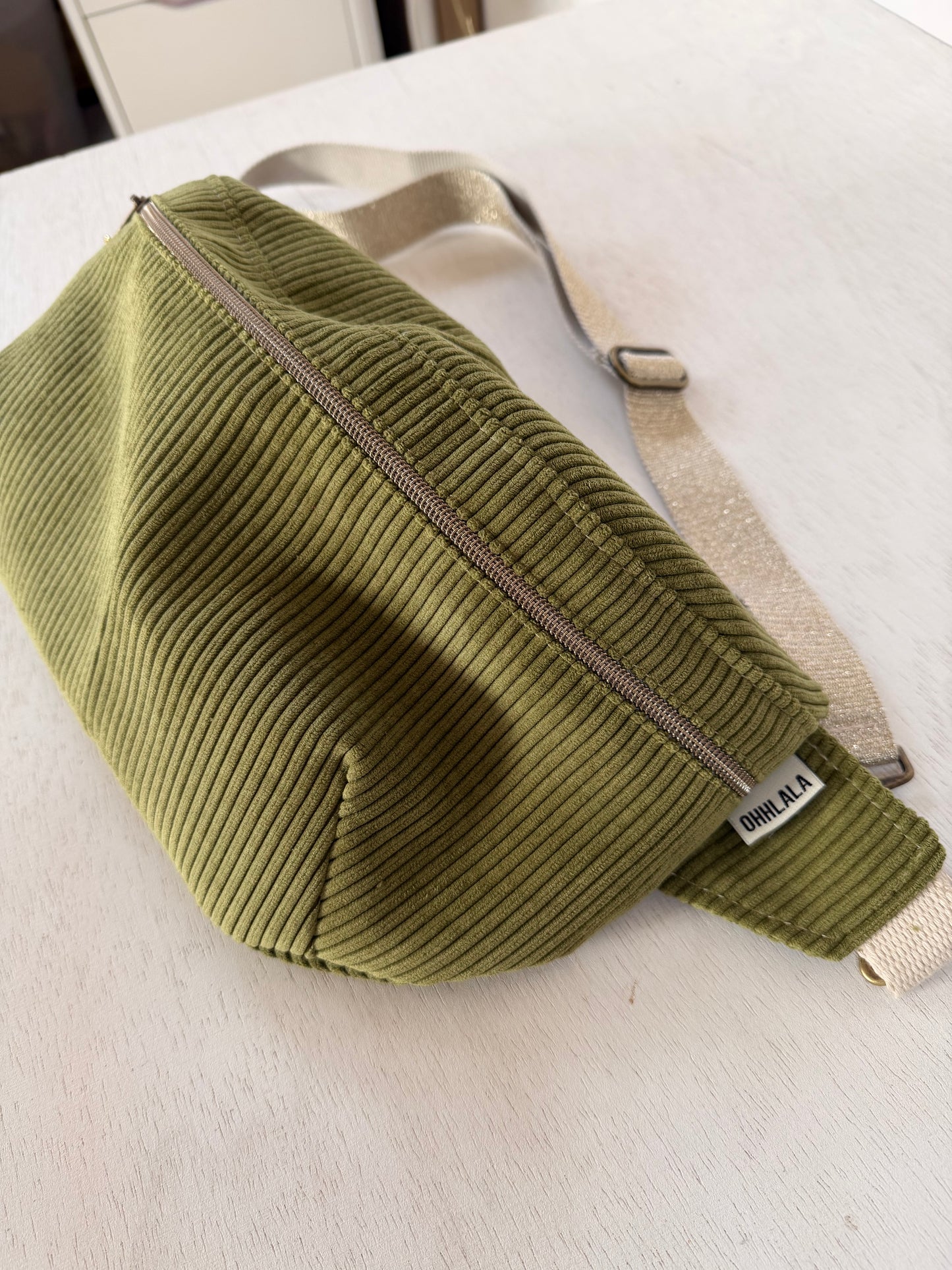 Große Cord Crossbody Tasche in Olivgrün mit Innentasche
