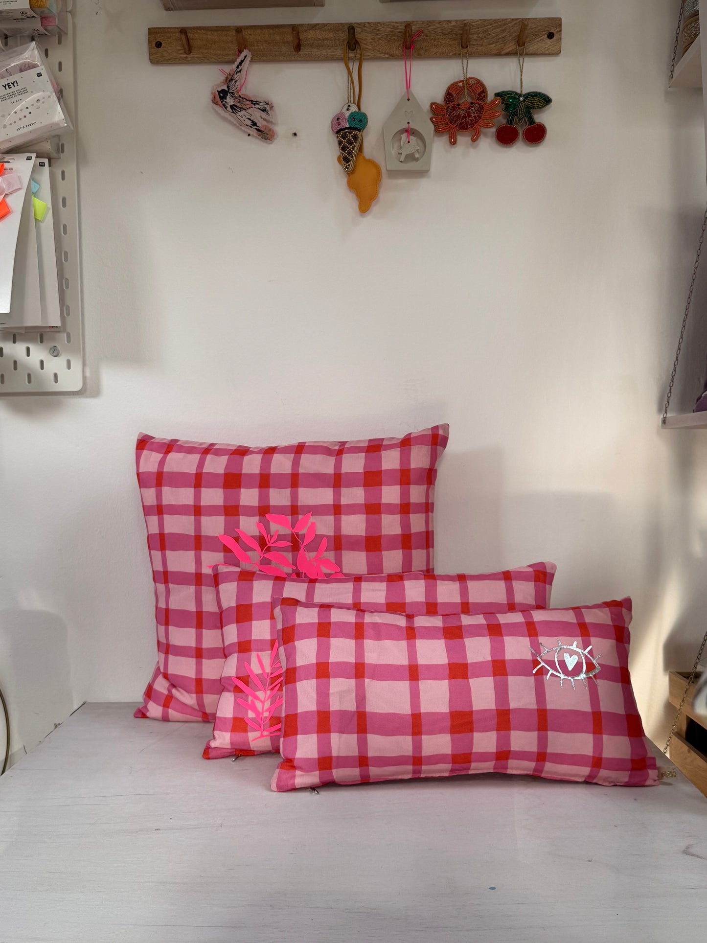 Karokissen rosa rot 50x50 cm – handgefertigtes Unikat mit Neonprint