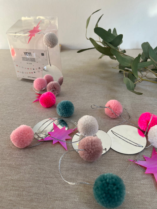 Garnpompomgirlande mit Neonfarben