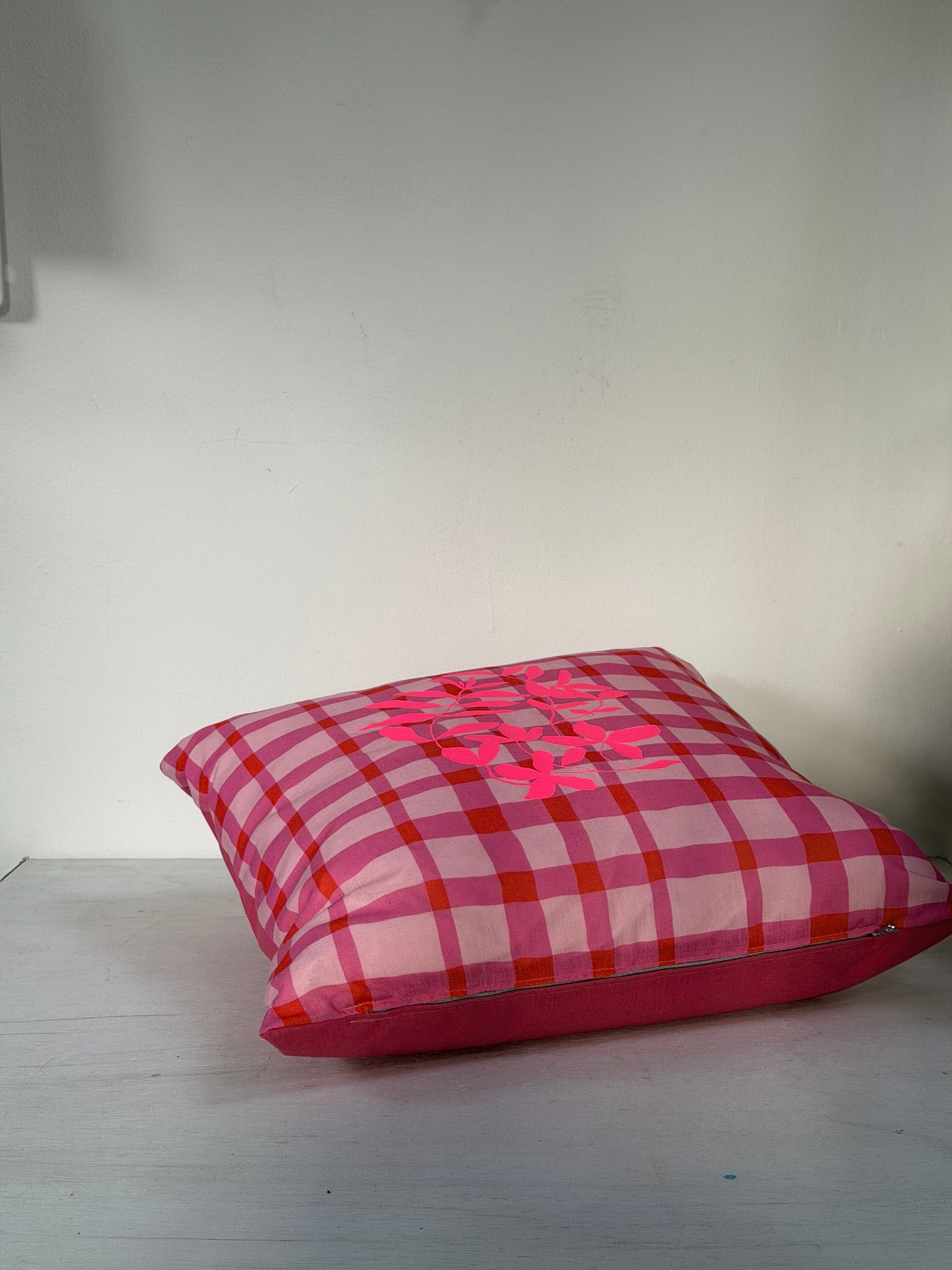 Karokissen rosa rot 50x50 cm – handgefertigtes Unikat mit Neonprint