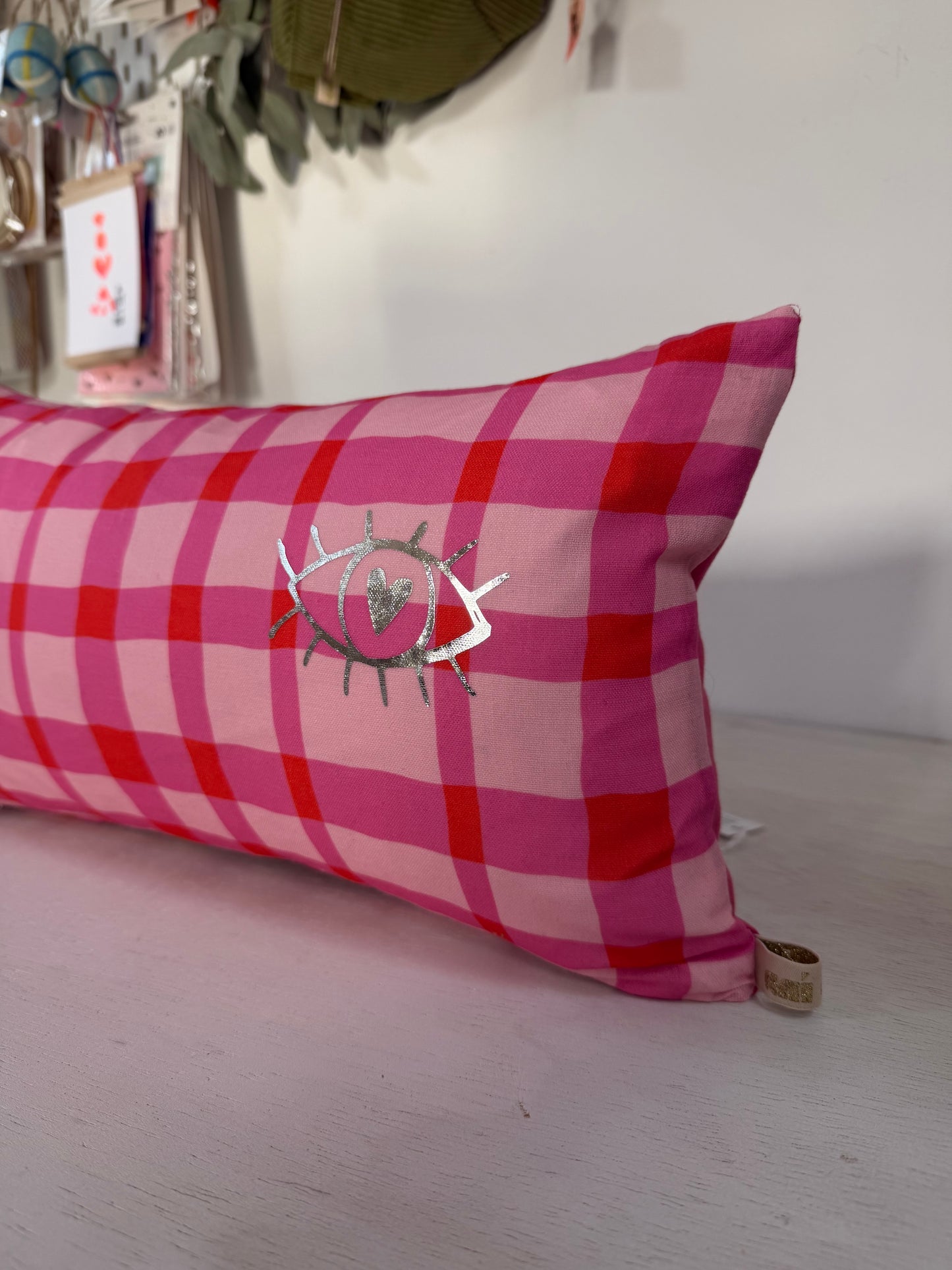 Rosa Karokissen 30x50 cm – Dekokissen aus Baumwolle mit silbernem Druck