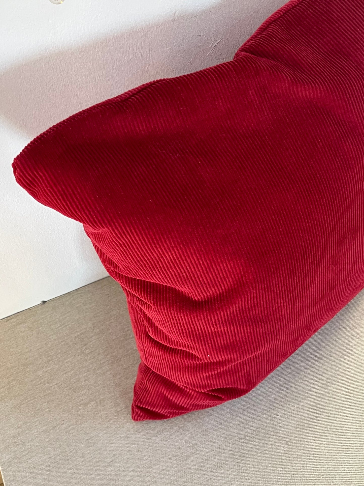 Kissen – Rot mit Goldfarn (Feinkord)