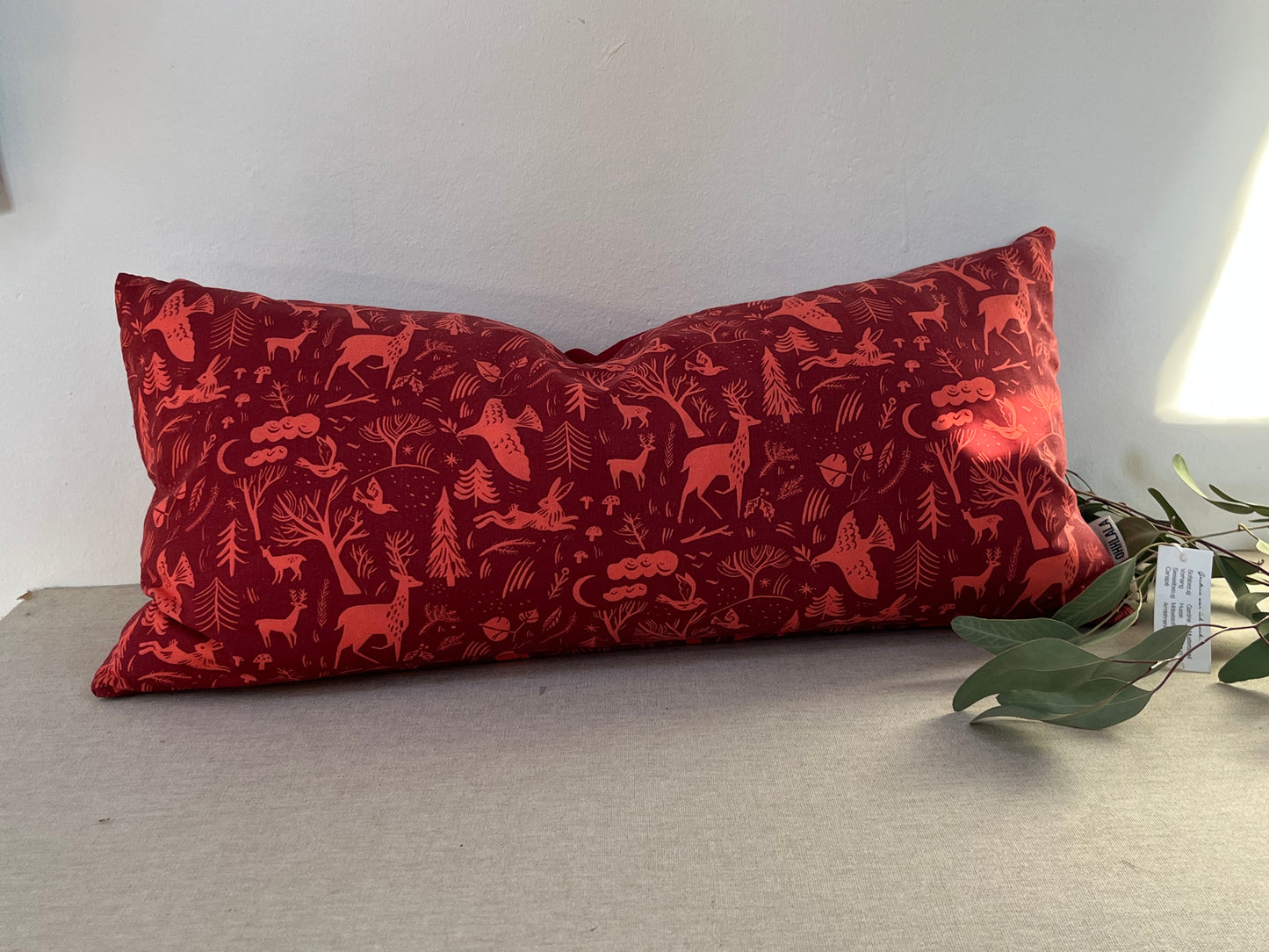 Kissen – Rot mit Wald- und Tiersilhouetten