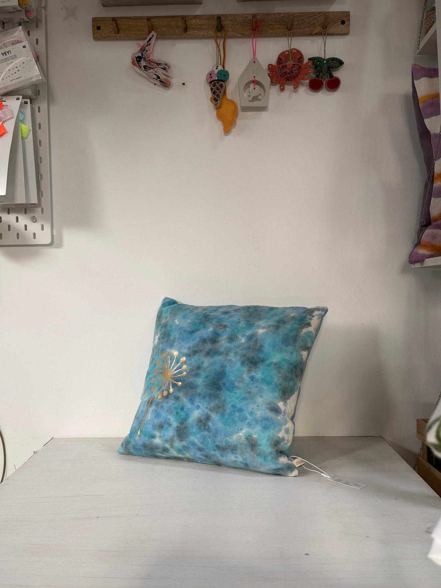 Handgefärbtes Leinenkissen 45x45 cm – Unikat mit Golddruck