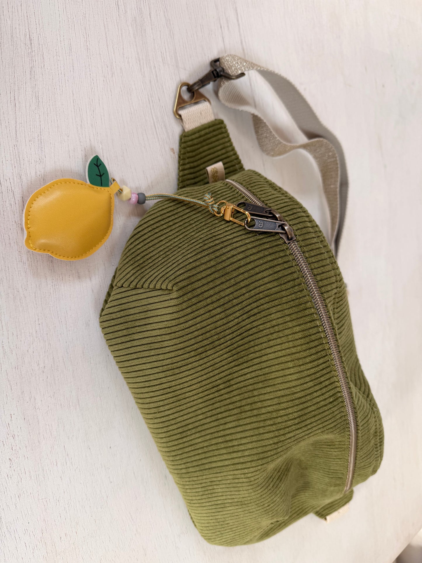 Große Cord Crossbody Tasche in Olivgrün mit Innentasche