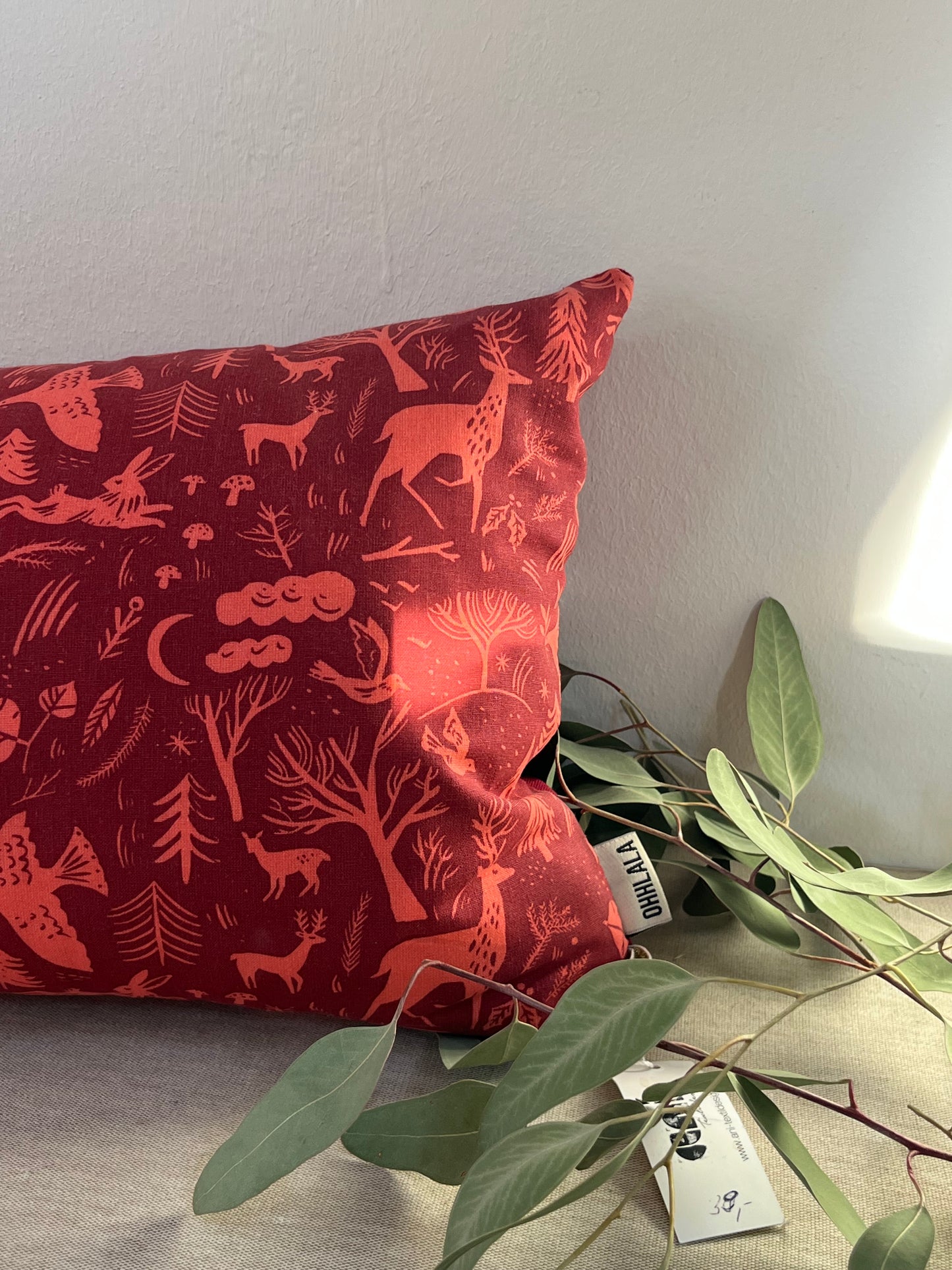 Kissen – Rot mit Wald- und Tiersilhouetten