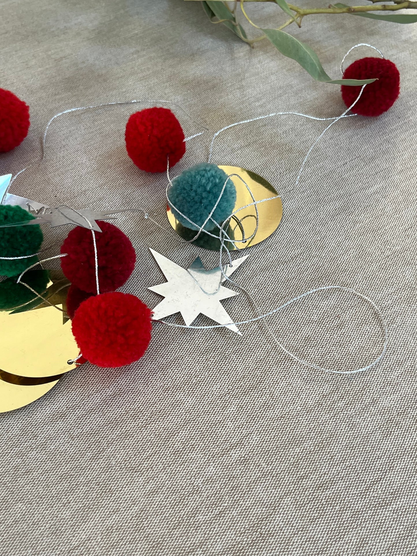 Garnpompom Girlande in Weihnachtsfarben