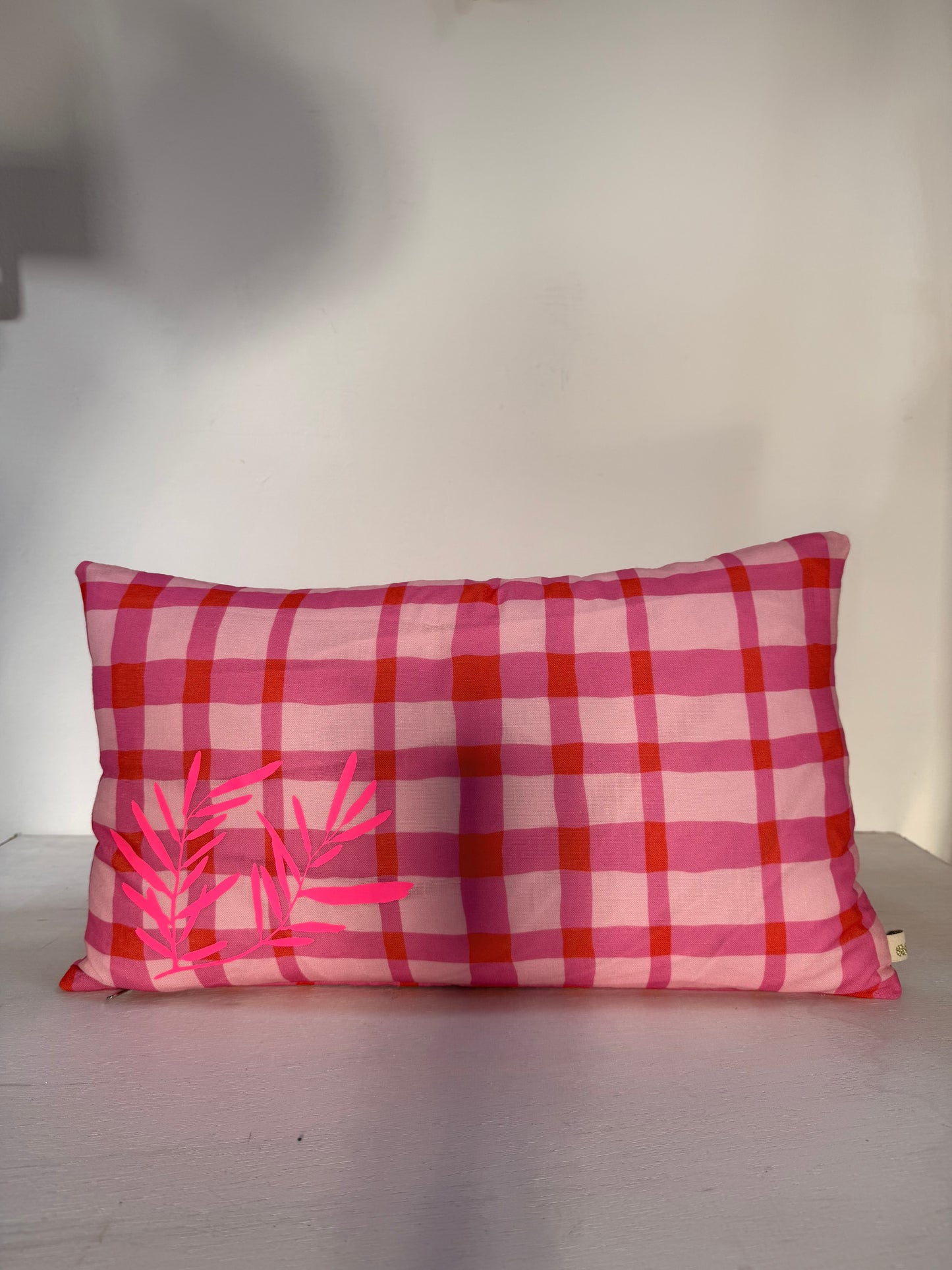 Rosa Karokissen 35x55 cm – Dekokissen aus Baumwolle mit neonfarbenem Druck