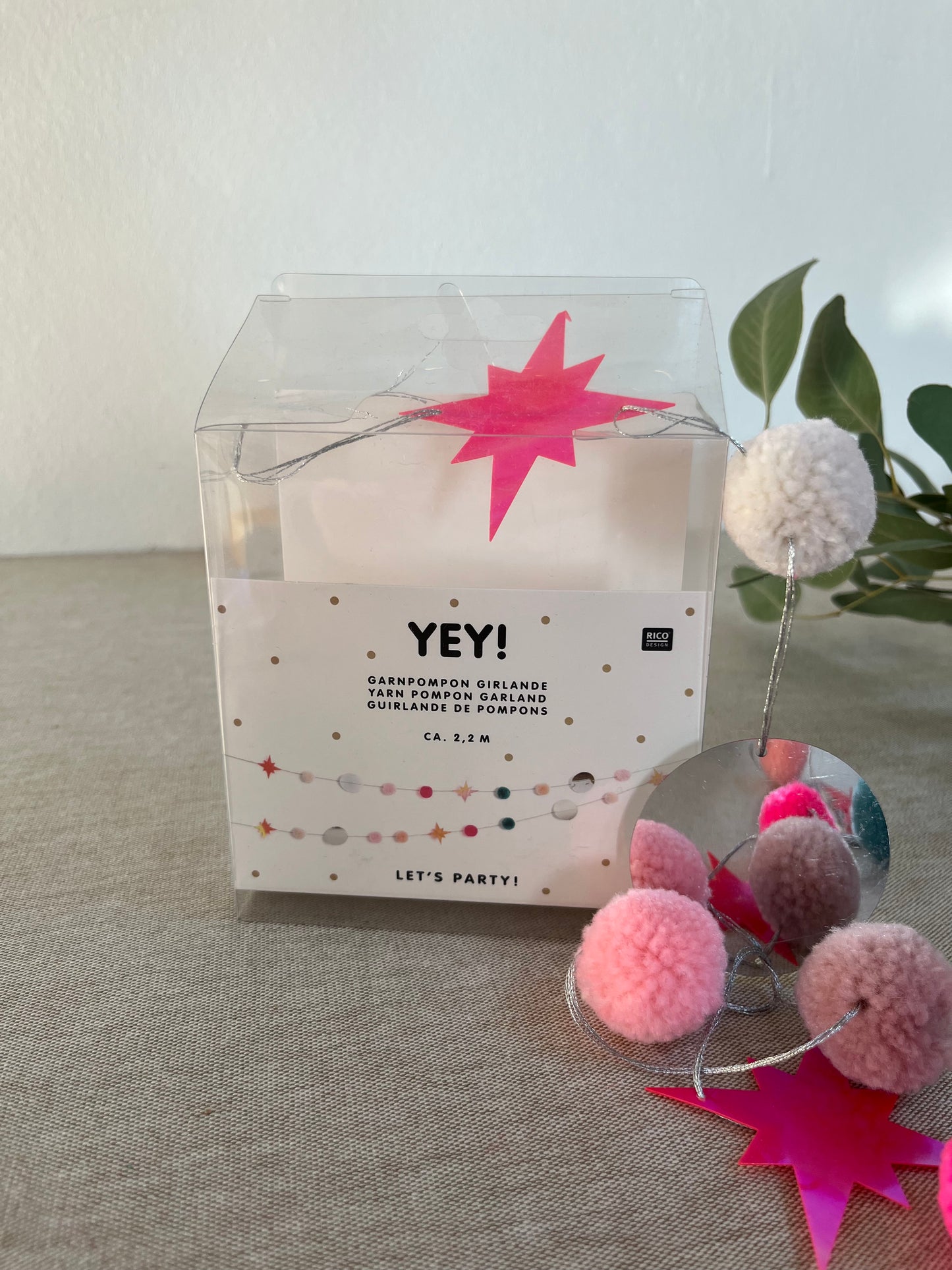 Garnpompomgirlande mit Neonfarben