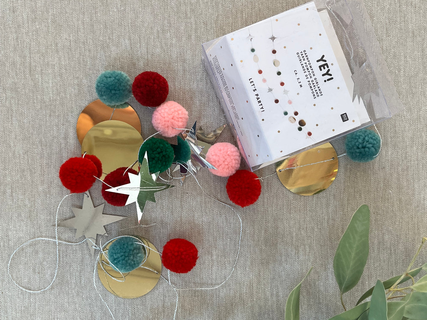 Garnpompom Girlande in Weihnachtsfarben