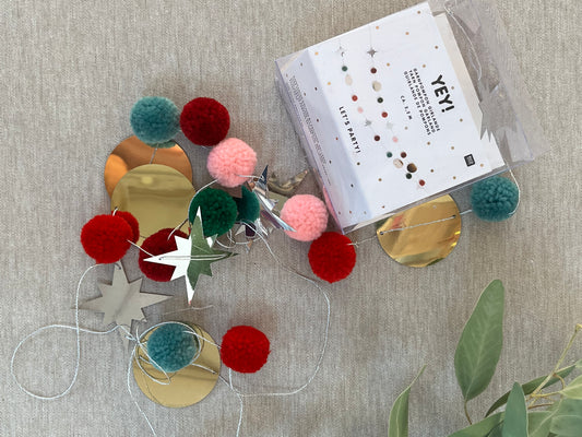 Garnpompom Girlande in Weihnachtsfarben