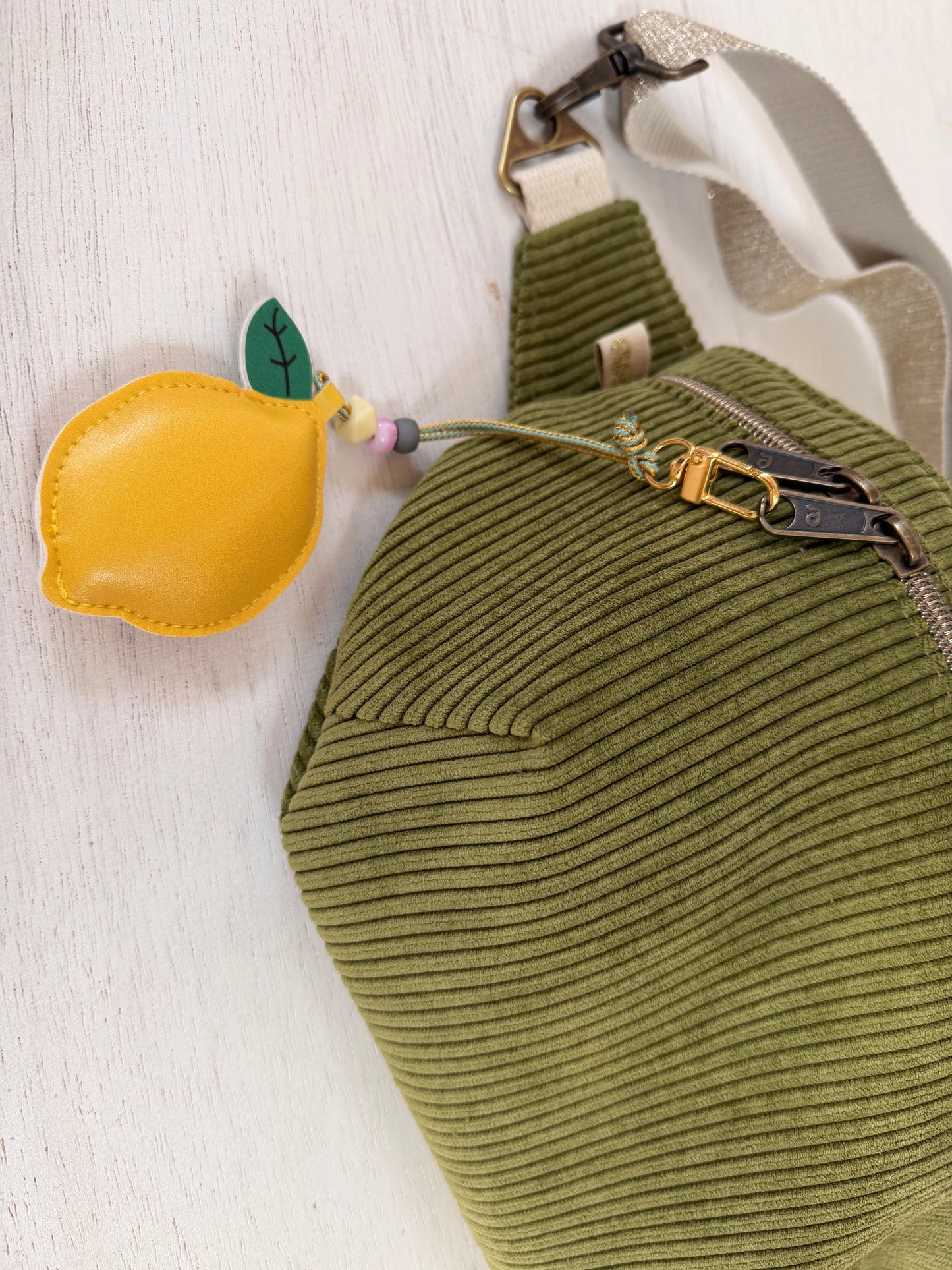 Große Cord Crossbody Tasche in Olivgrün mit Innentasche