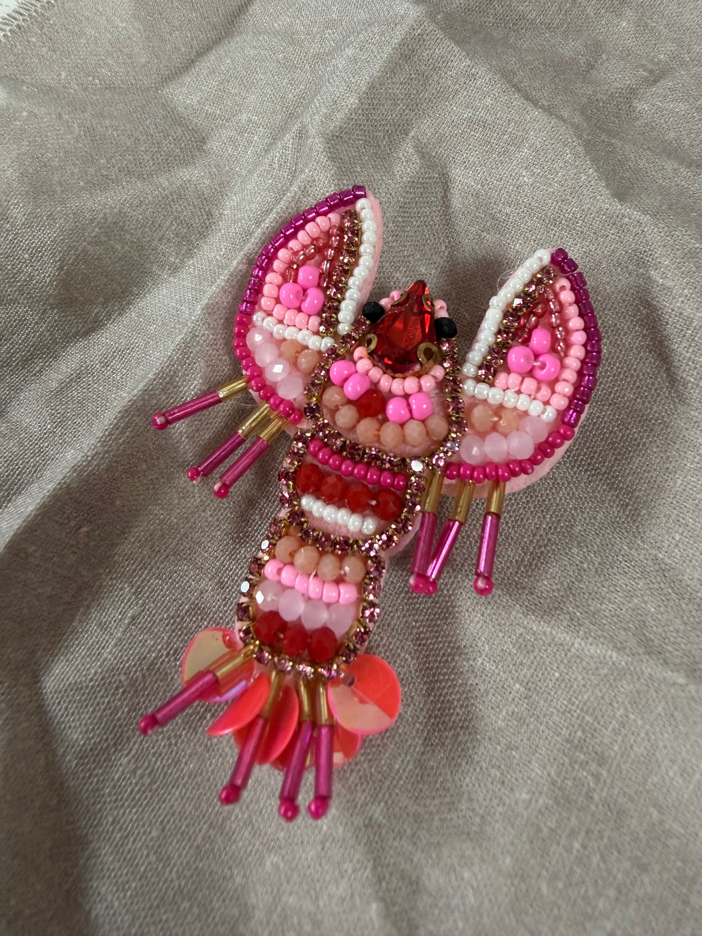 Hummer Brosche mit Perlen und Strass – Statement Accessoire
