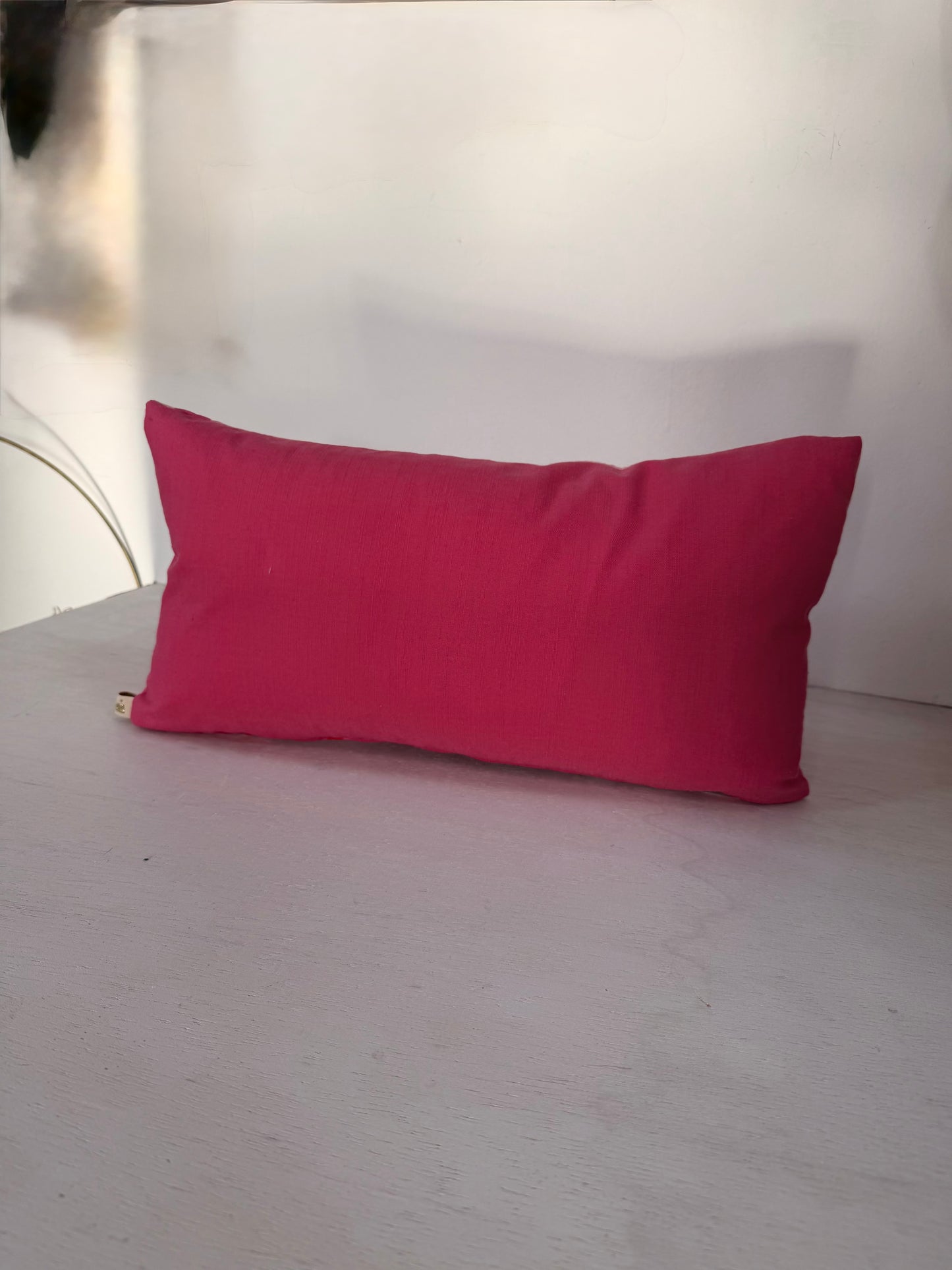 Rosa Karokissen 30x50 cm – Dekokissen aus Baumwolle mit silbernem Druck