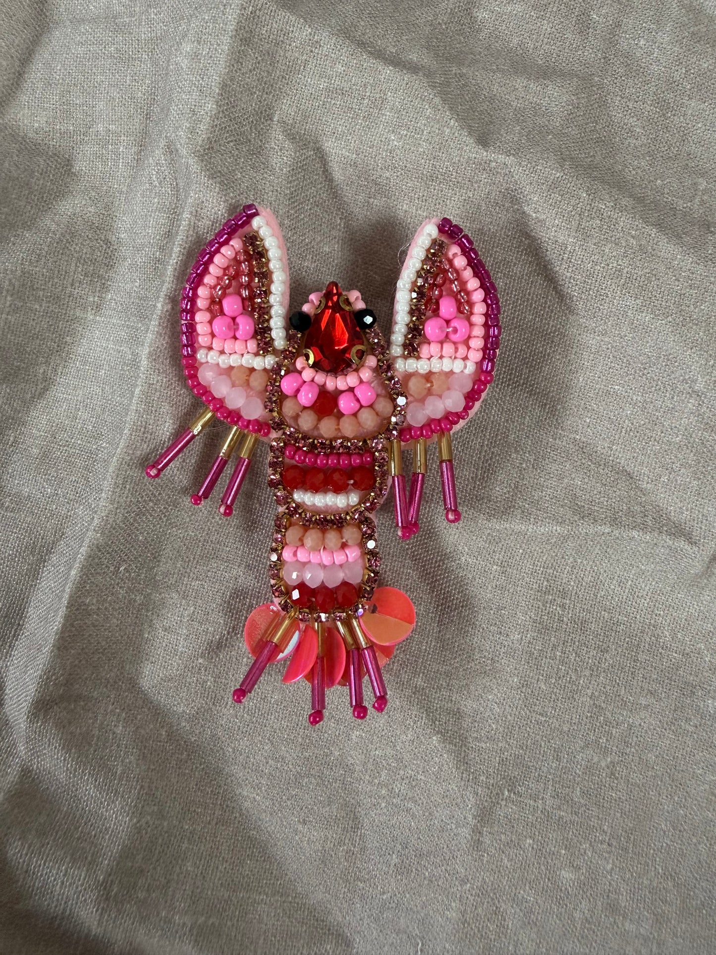 Hummer Brosche mit Perlen und Strass – Statement Accessoire