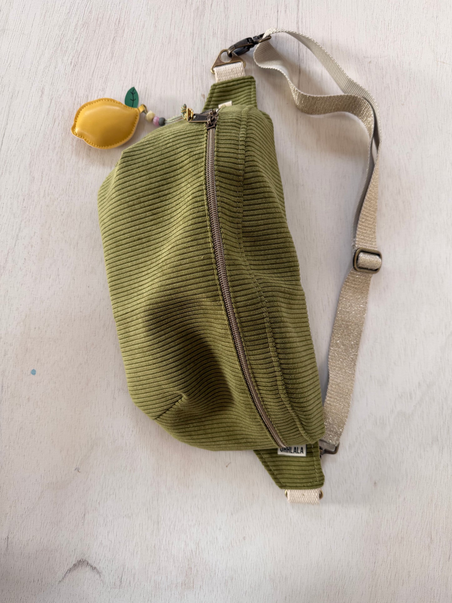 Große Cord Crossbody Tasche in Olivgrün mit Innentasche