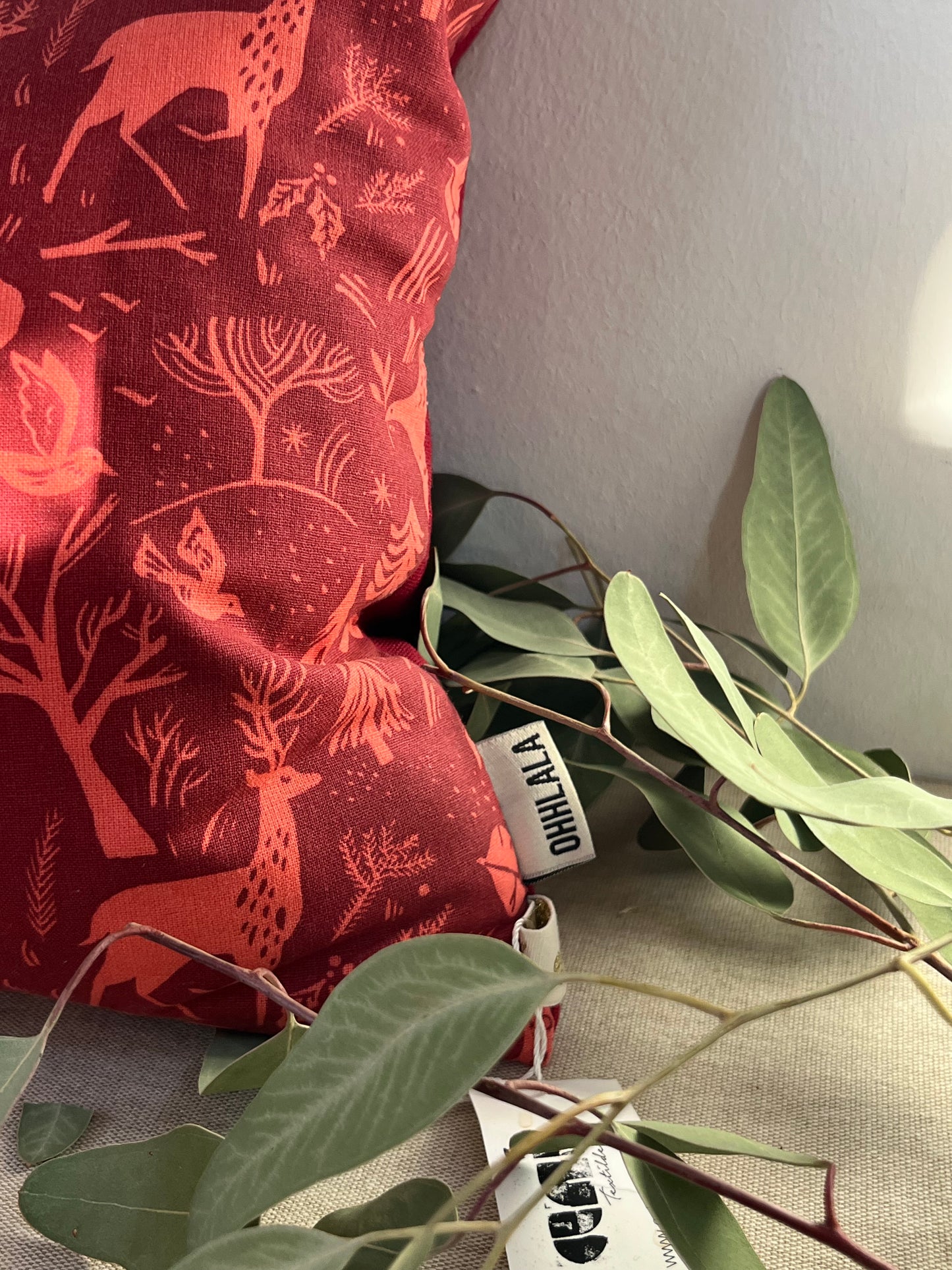 Kissen – Rot mit Wald- und Tiersilhouetten