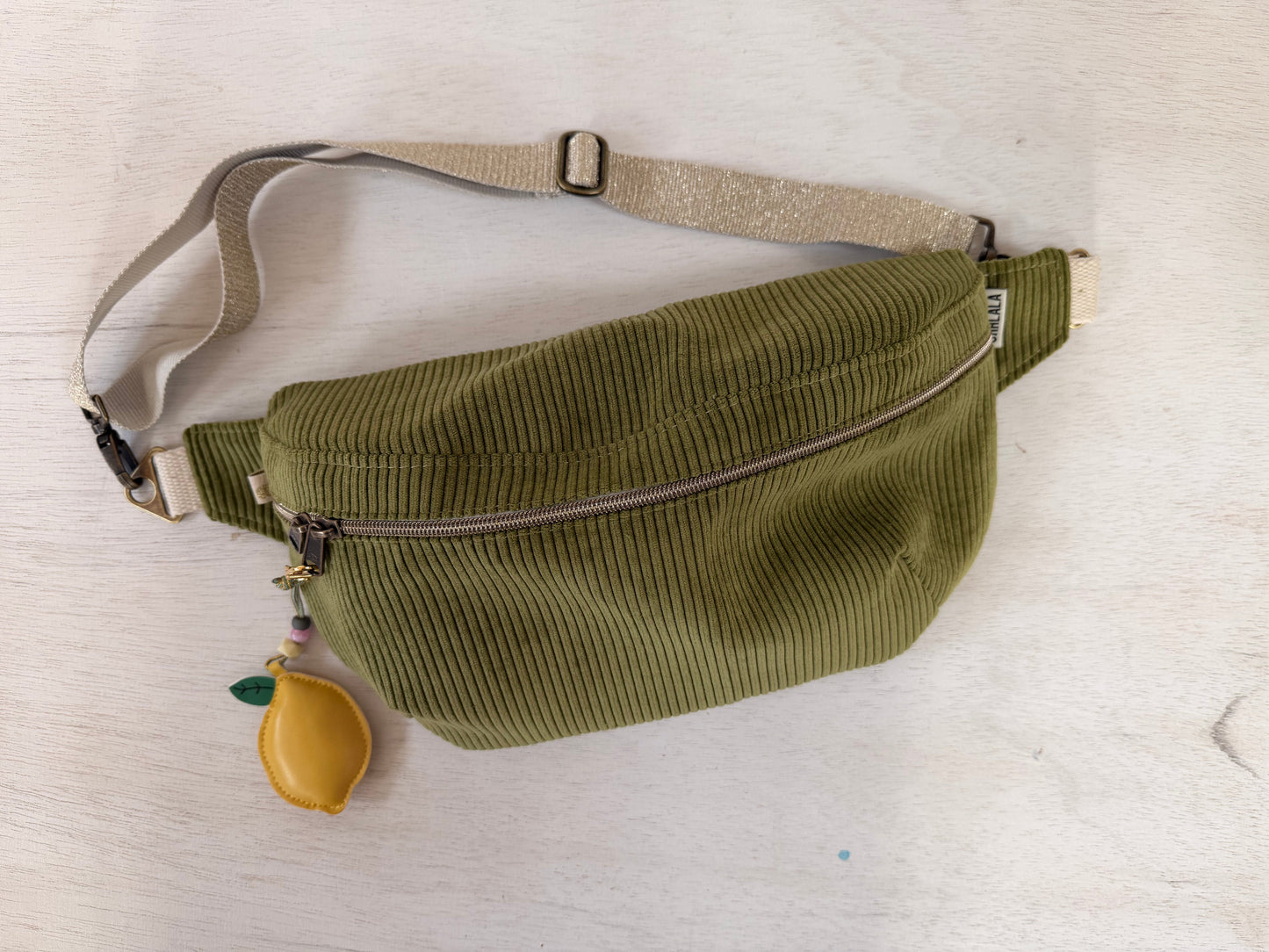 Große Cord Crossbody Tasche in Olivgrün mit Innentasche