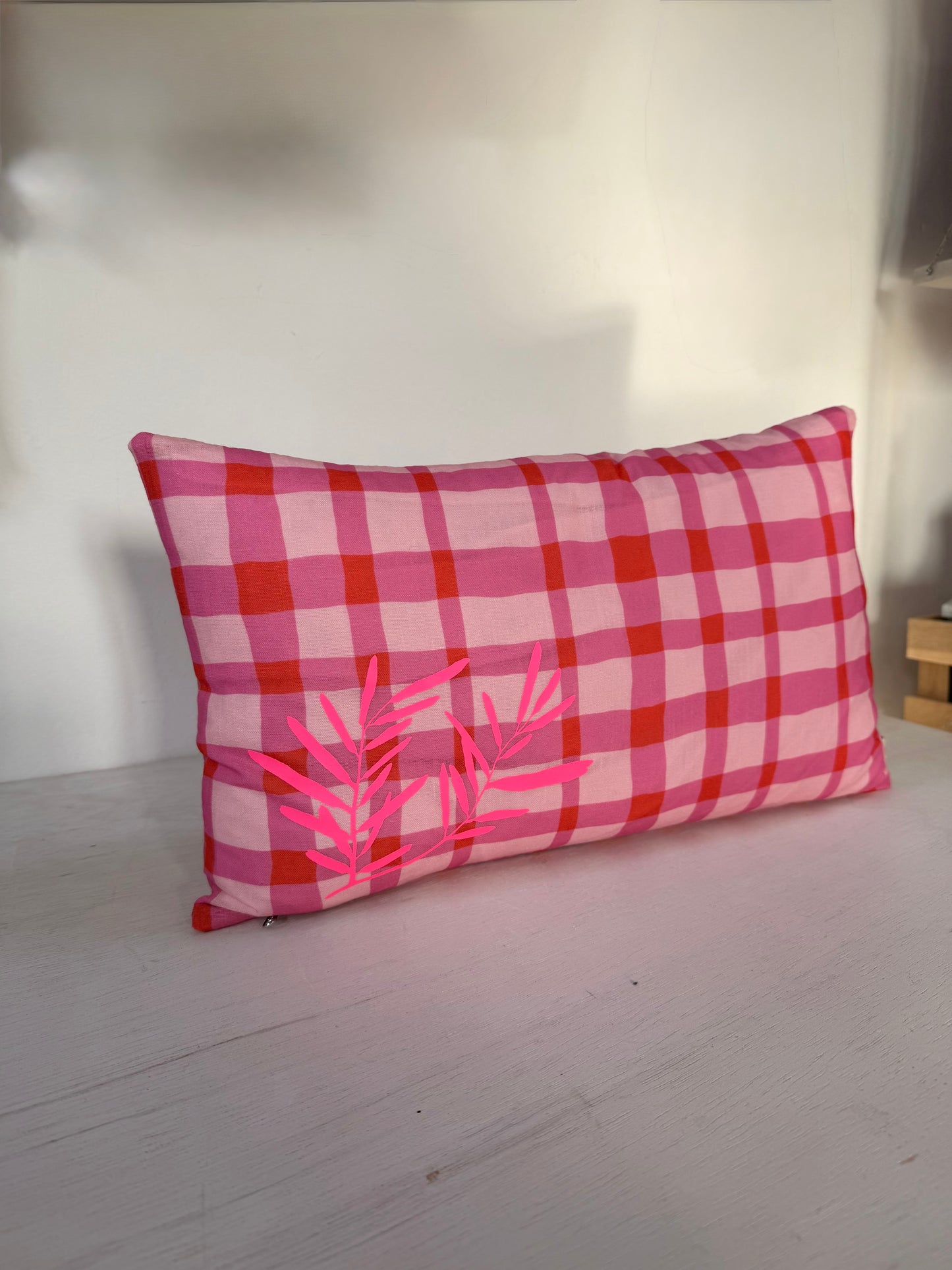 Rosa Karokissen 35x55 cm – Dekokissen aus Baumwolle mit neonfarbenem Druck