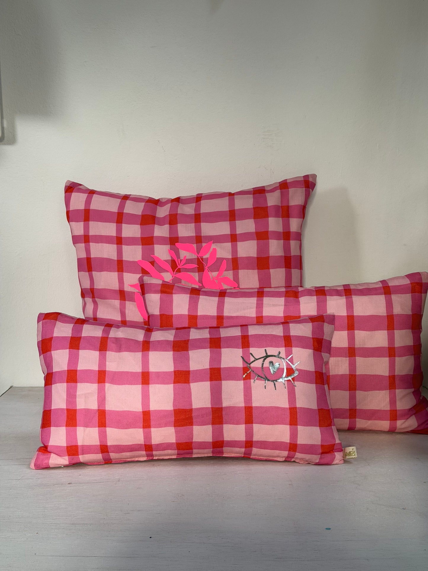 Rosa Karokissen 30x50 cm – Dekokissen aus Baumwolle mit silbernem Druck