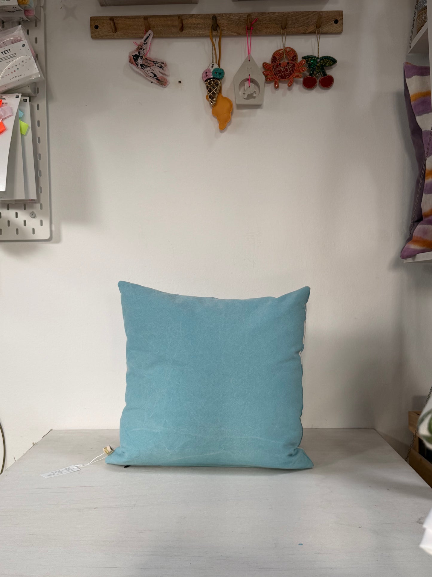 Handgefärbtes Leinenkissen 45x45 cm – Unikat mit Golddruck