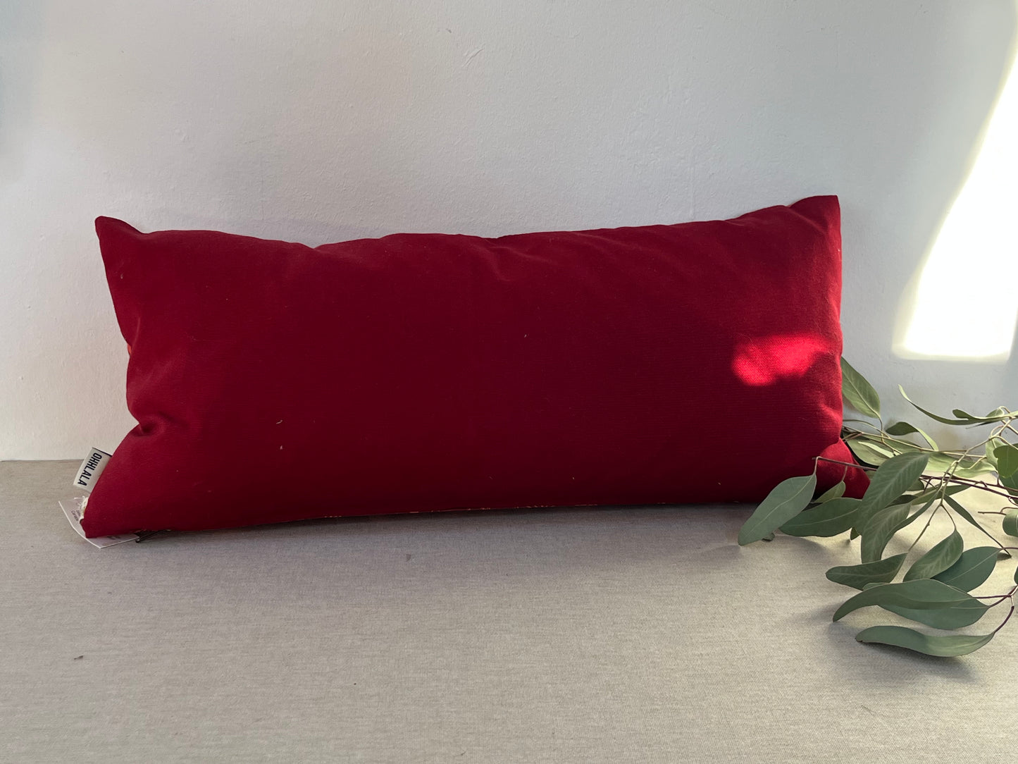 Kissen – Rot mit Wald- und Tiersilhouetten
