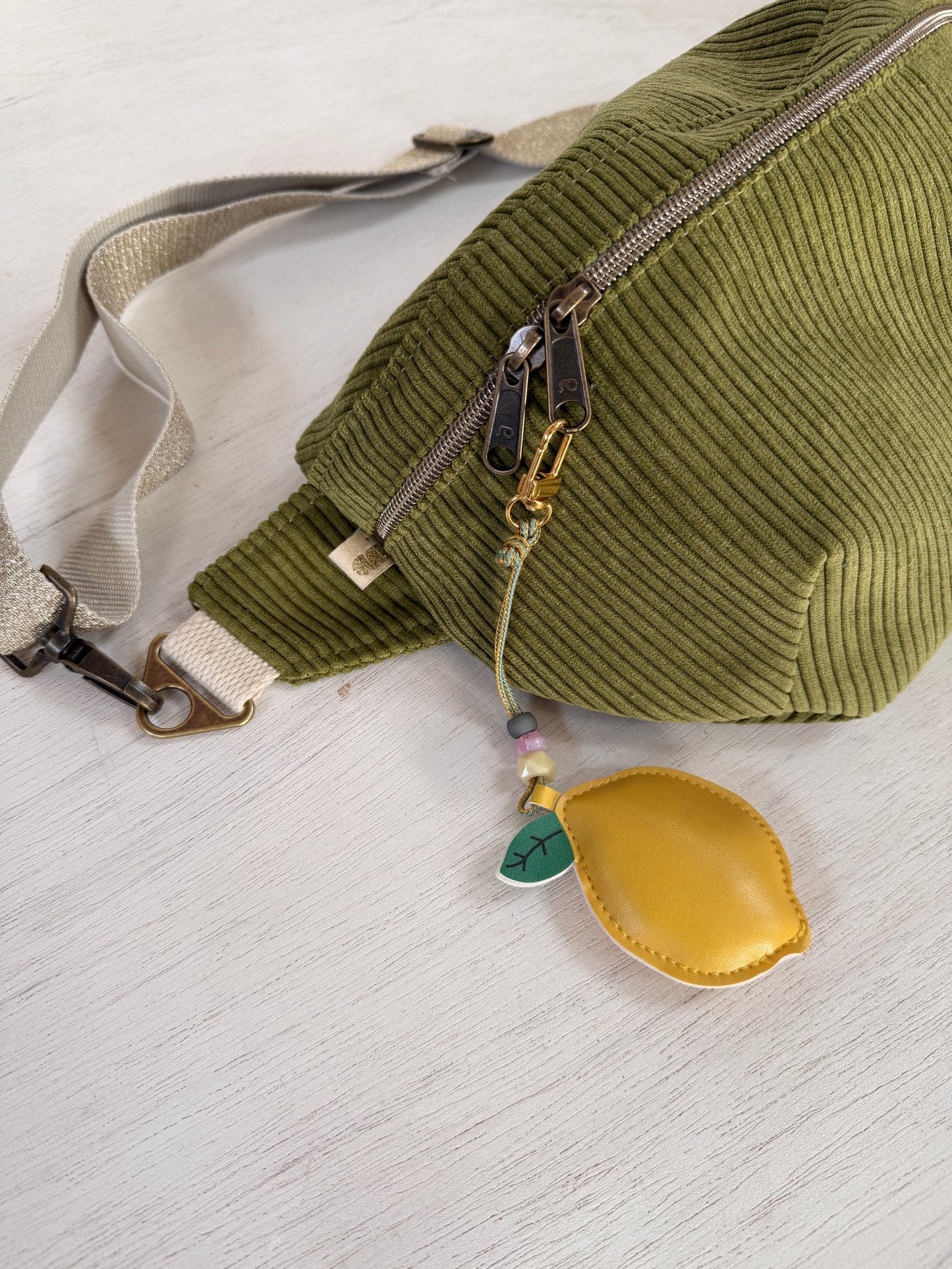 Große Cord Crossbody Tasche in Olivgrün mit Innentasche