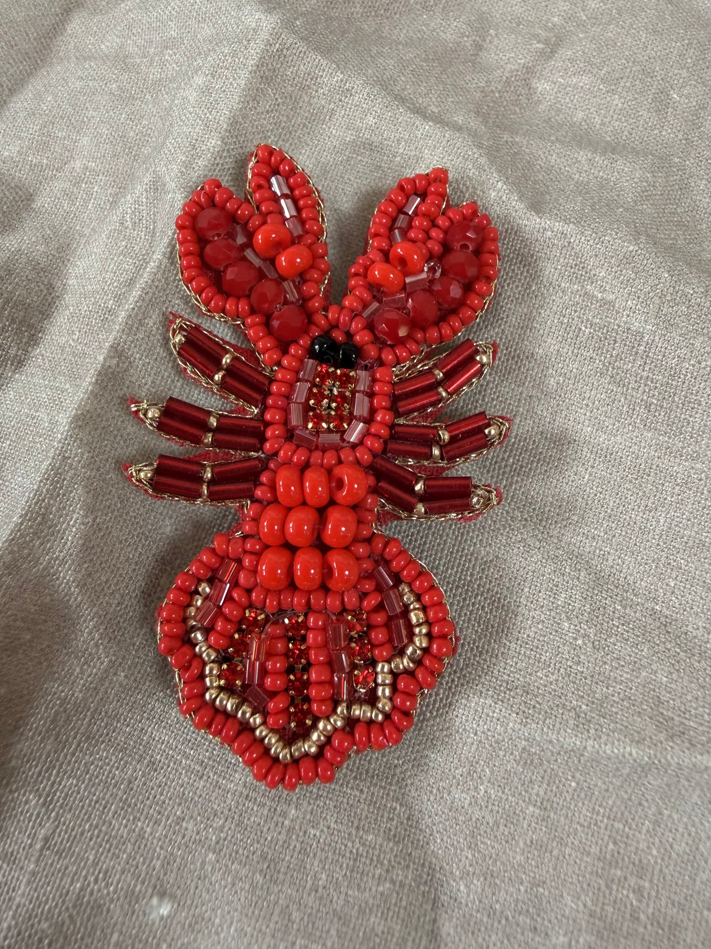 Hummer Brosche rot – Perlen Statement Brosche mit Glasperlen