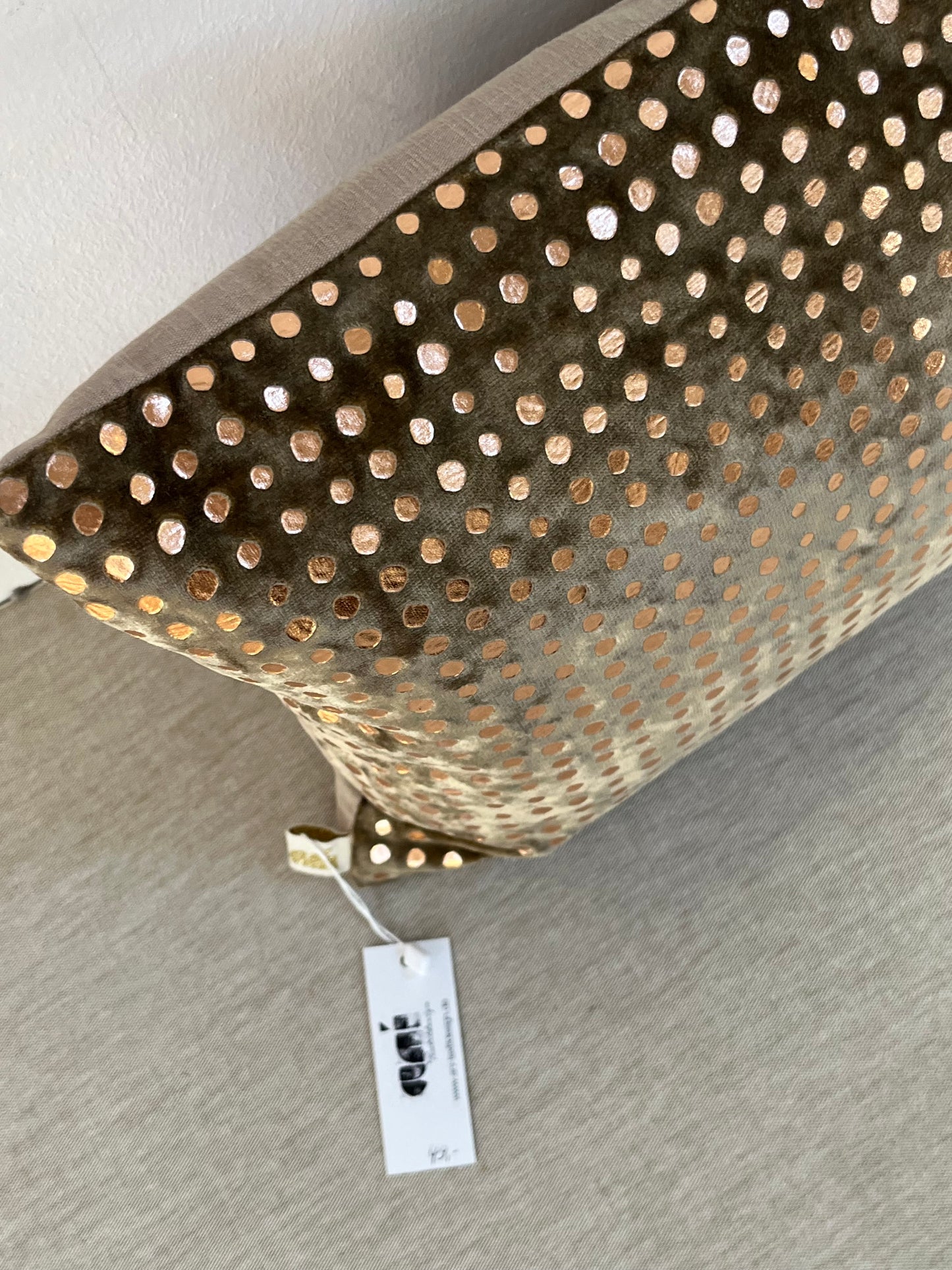 Kissen – Samt in Karamell mit Roségold-Punkte
