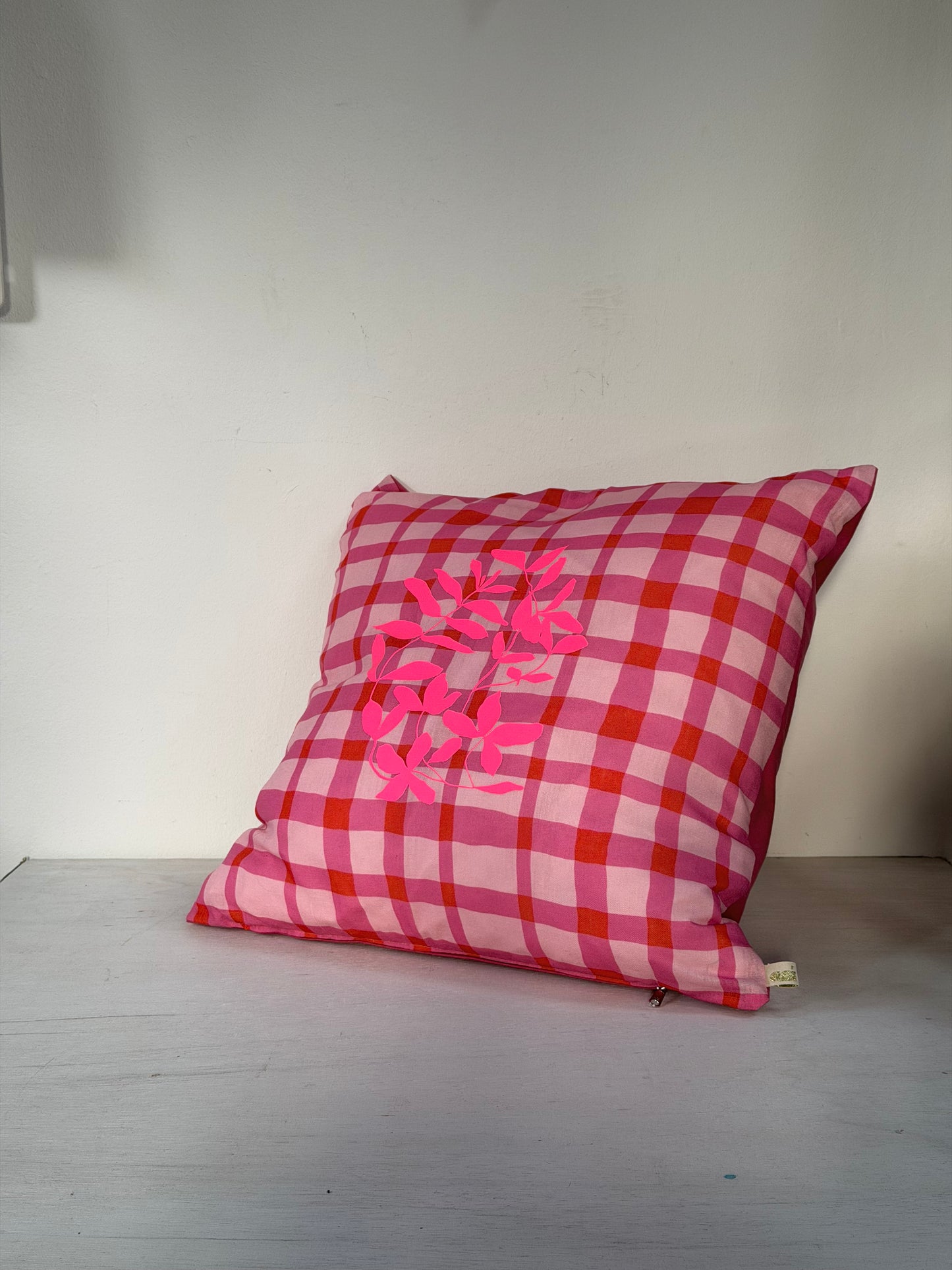 Karokissen rosa rot 50x50 cm – handgefertigtes Unikat mit Neonprint
