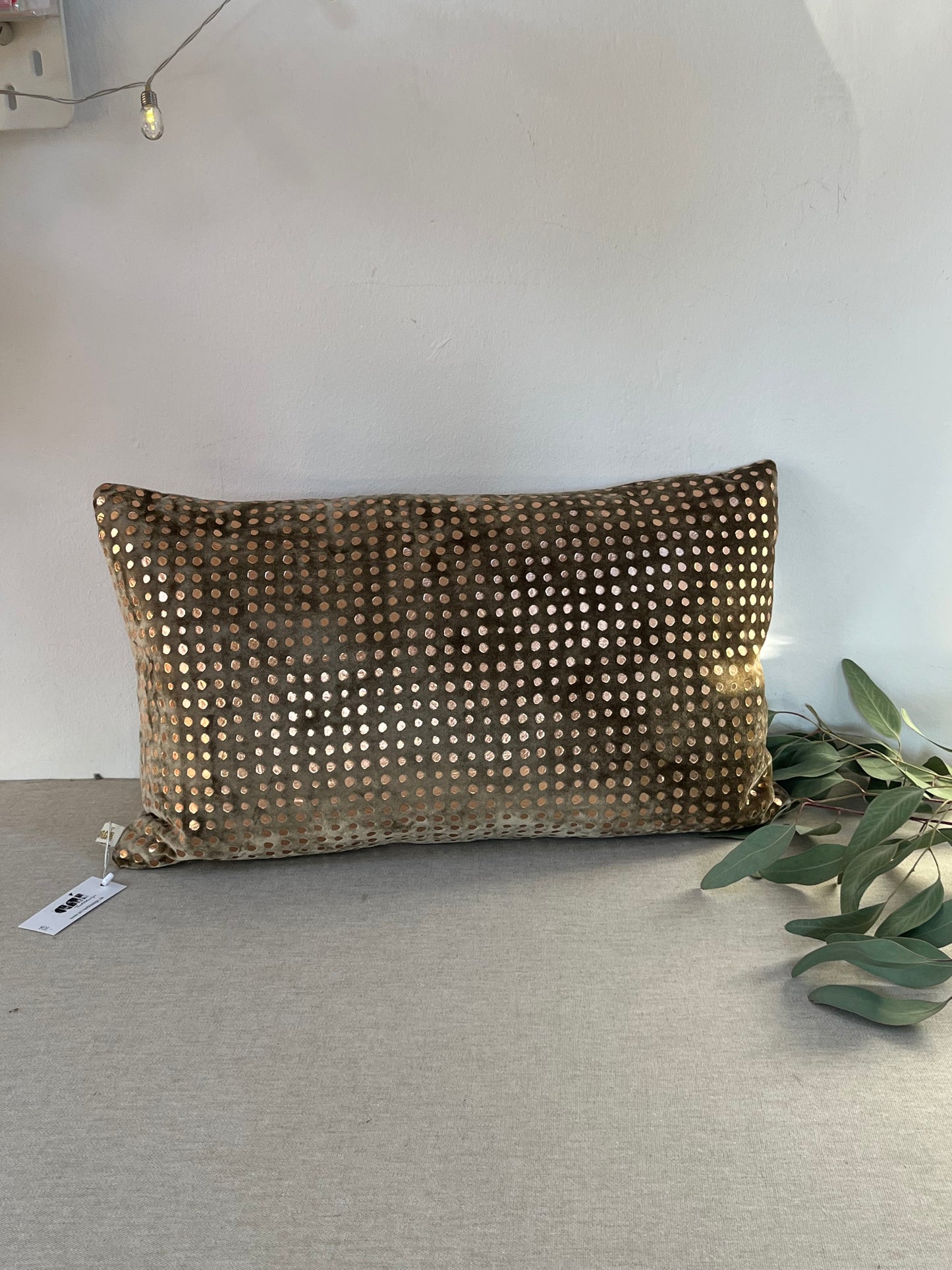 Kissen – Samt in Karamell mit Roségold-Punkte