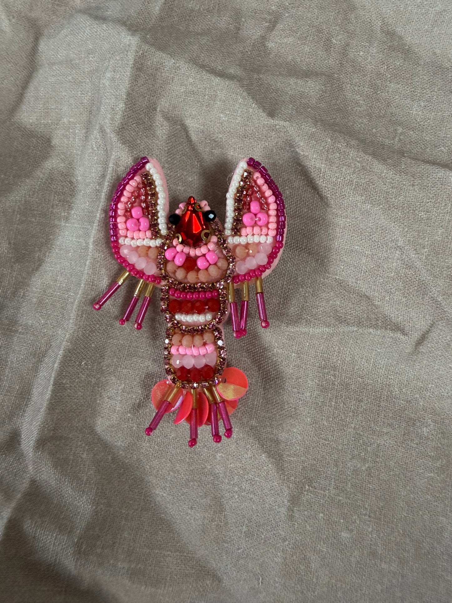 Hummer Brosche mit Perlen und Strass – Statement Accessoire