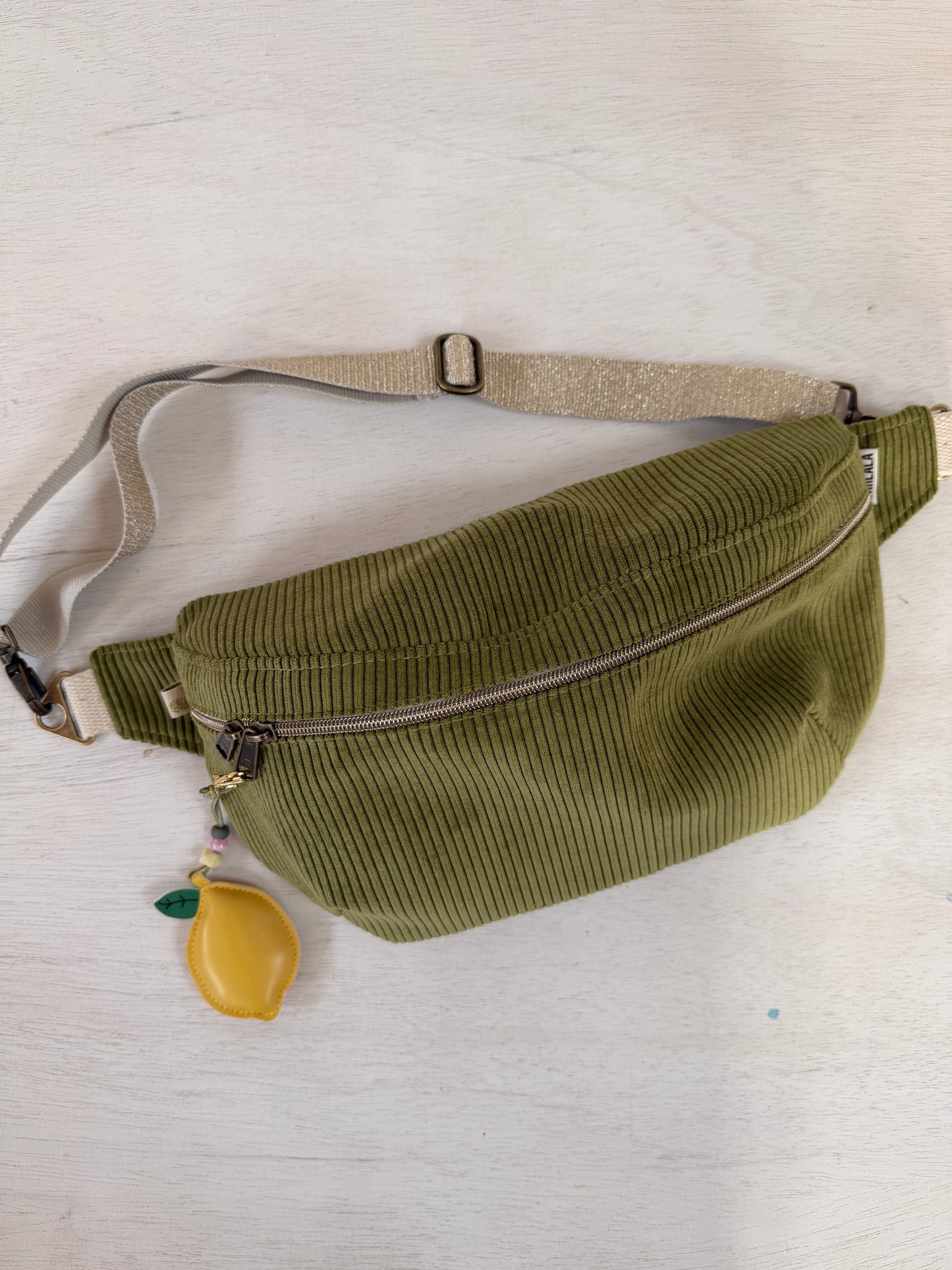 Große Cord Crossbody Tasche in Olivgrün mit Innentasche