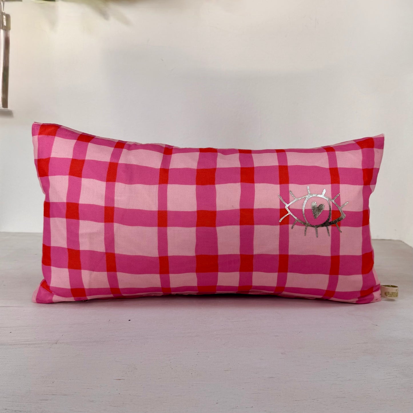 Rosa Karokissen 30x50 cm – Dekokissen aus Baumwolle mit silbernem Druck