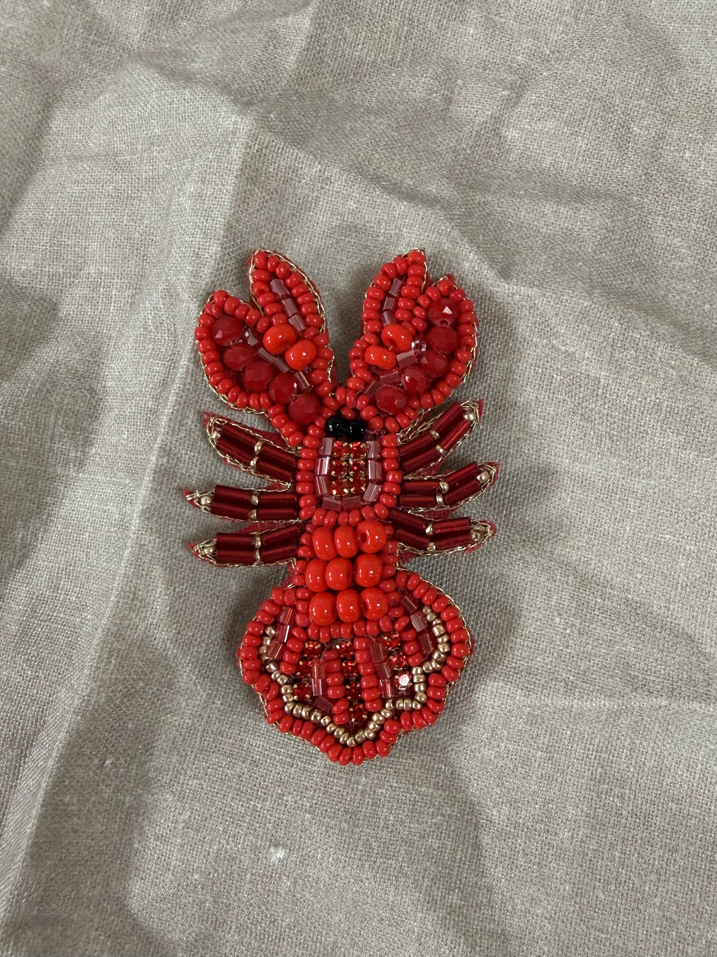 Hummer Brosche rot – Perlen Statement Brosche mit Glasperlen