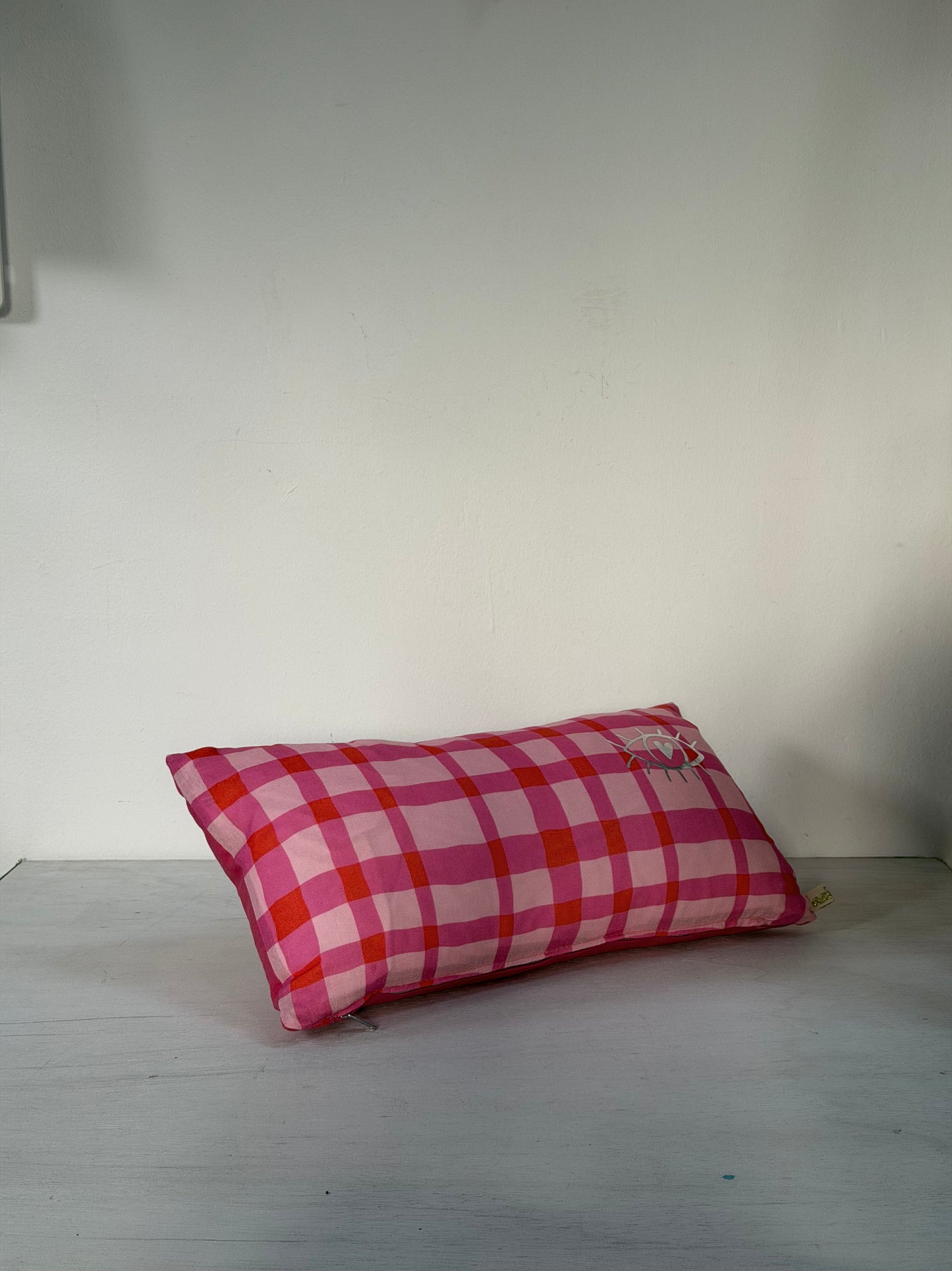 Rosa Karokissen 30x50 cm – Dekokissen aus Baumwolle mit silbernem Druck