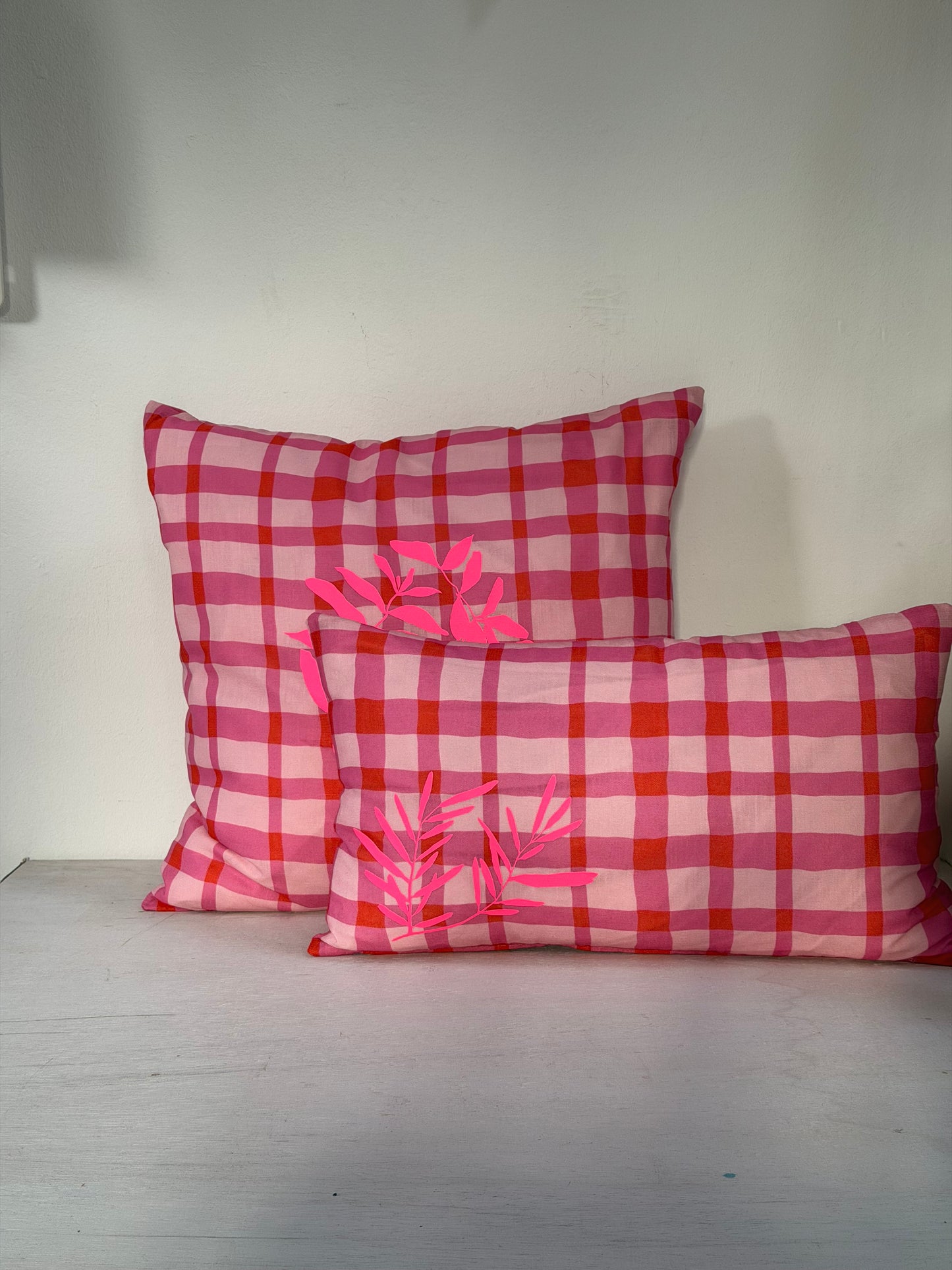 Rosa Karokissen 35x55 cm – Dekokissen aus Baumwolle mit neonfarbenem Druck