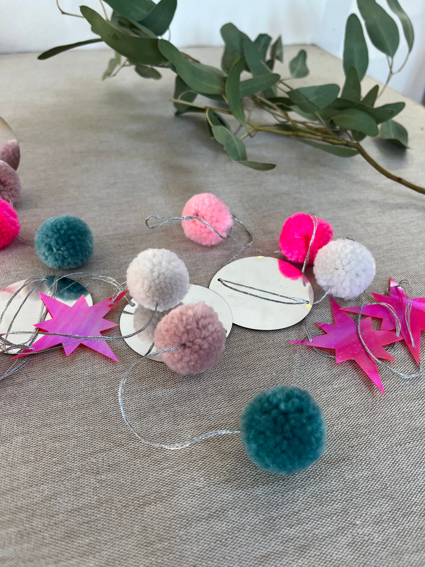 Garnpompomgirlande mit Neonfarben