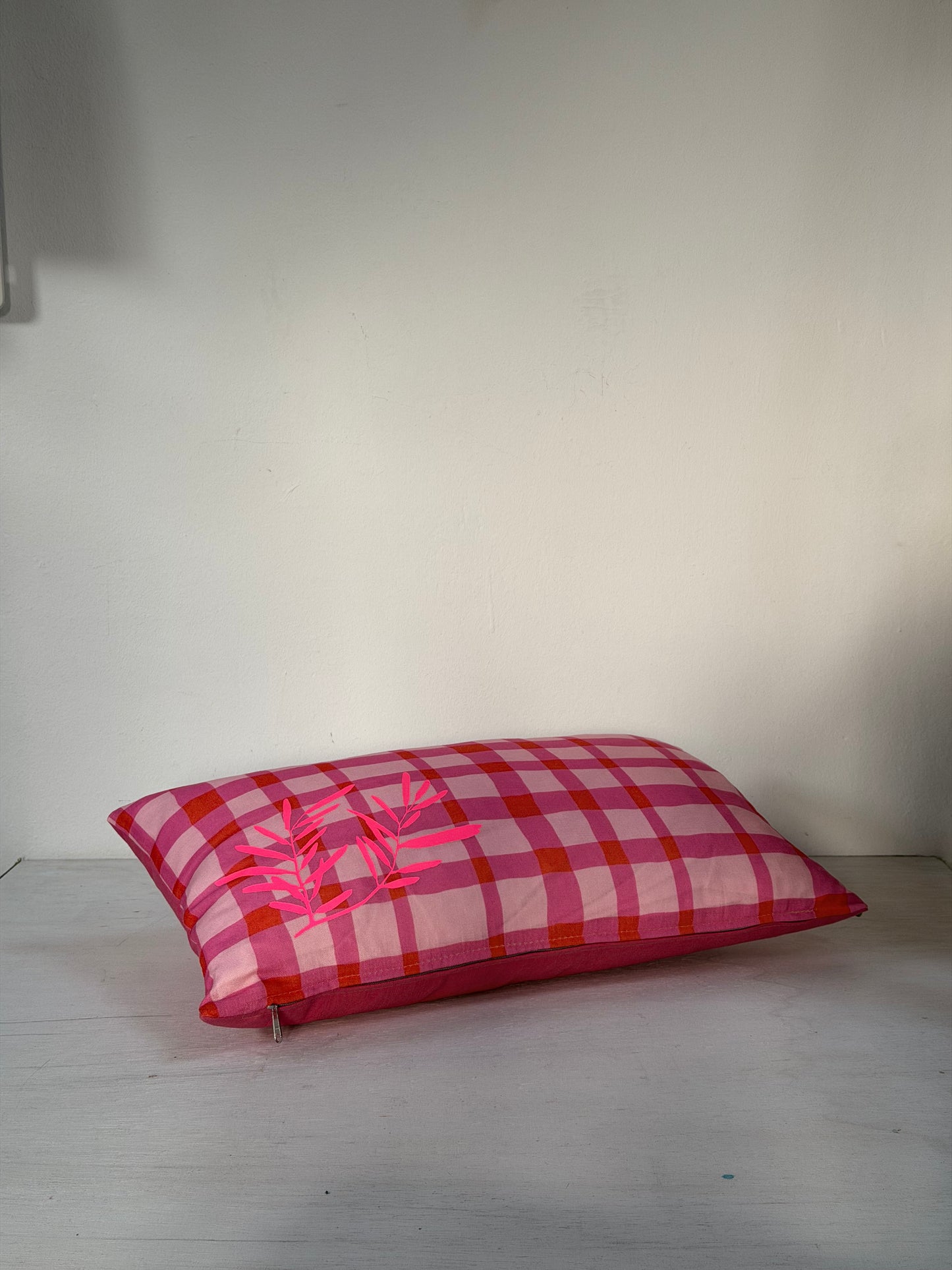 Rosa Karokissen 35x55 cm – Dekokissen aus Baumwolle mit neonfarbenem Druck