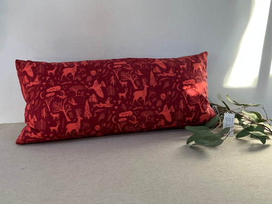Kissen – Rot mit Wald- und Tiersilhouetten
