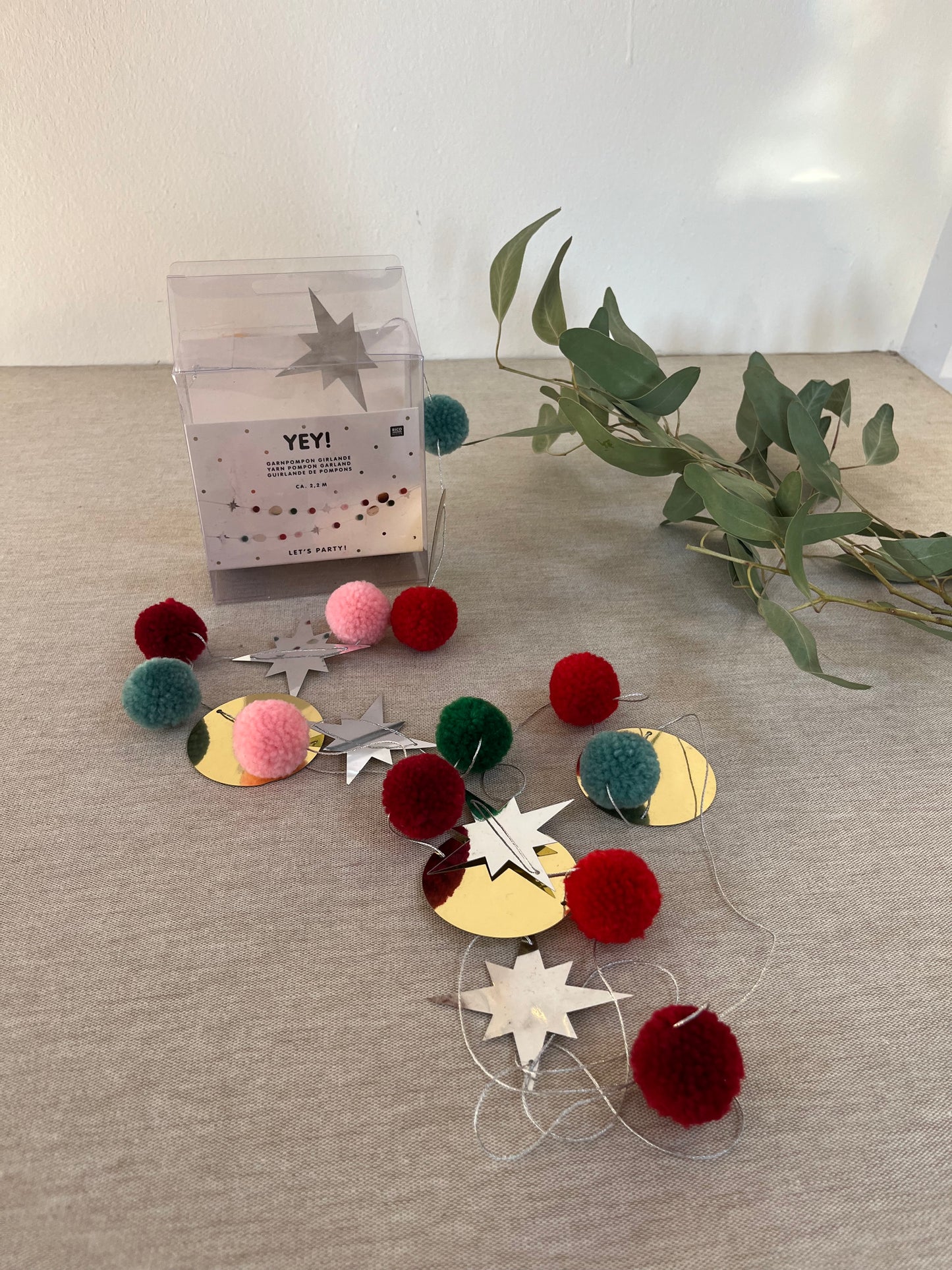 Garnpompom Girlande in Weihnachtsfarben