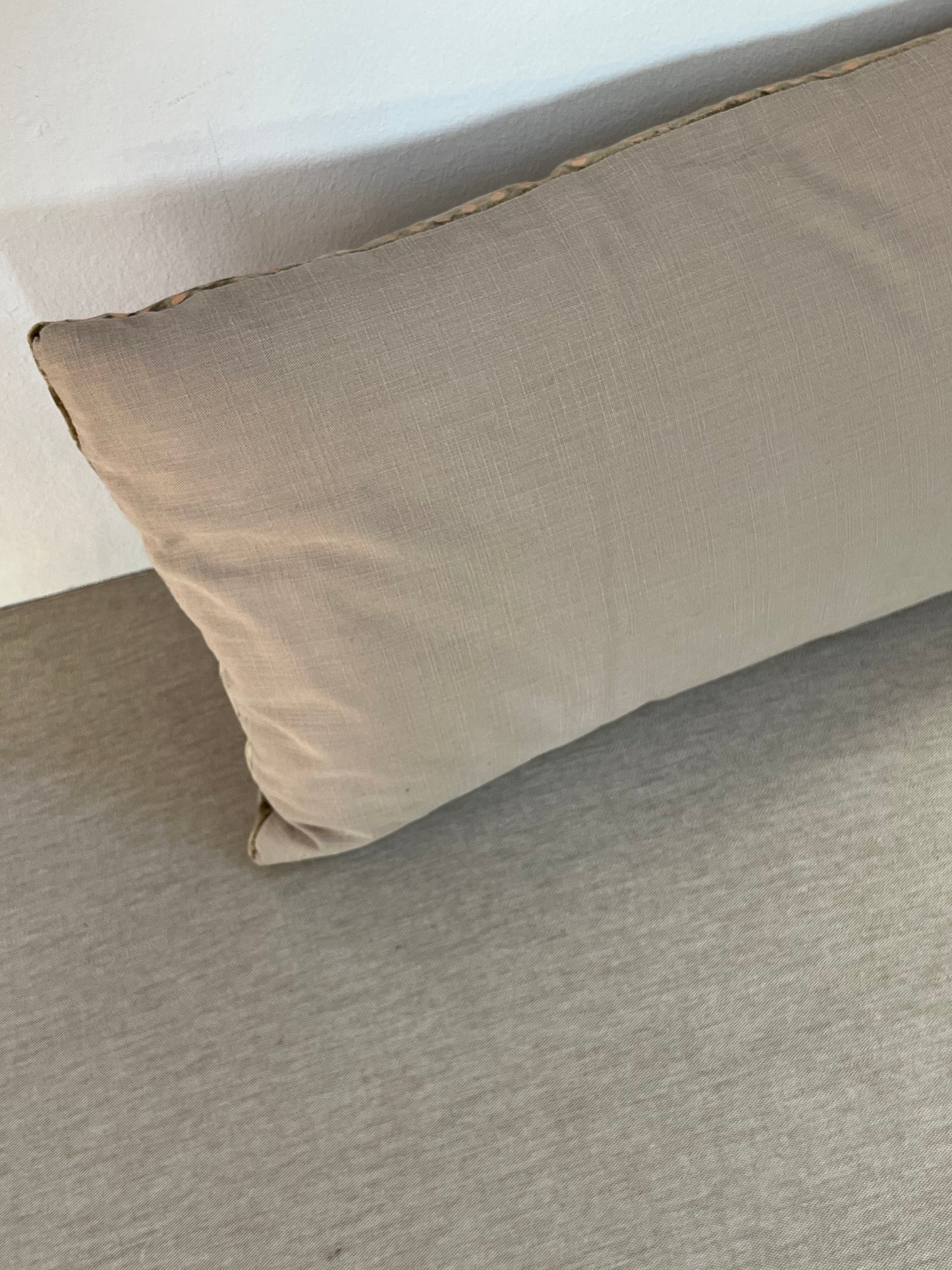 Kissen – Samt in Karamell mit Roségold-Punkte