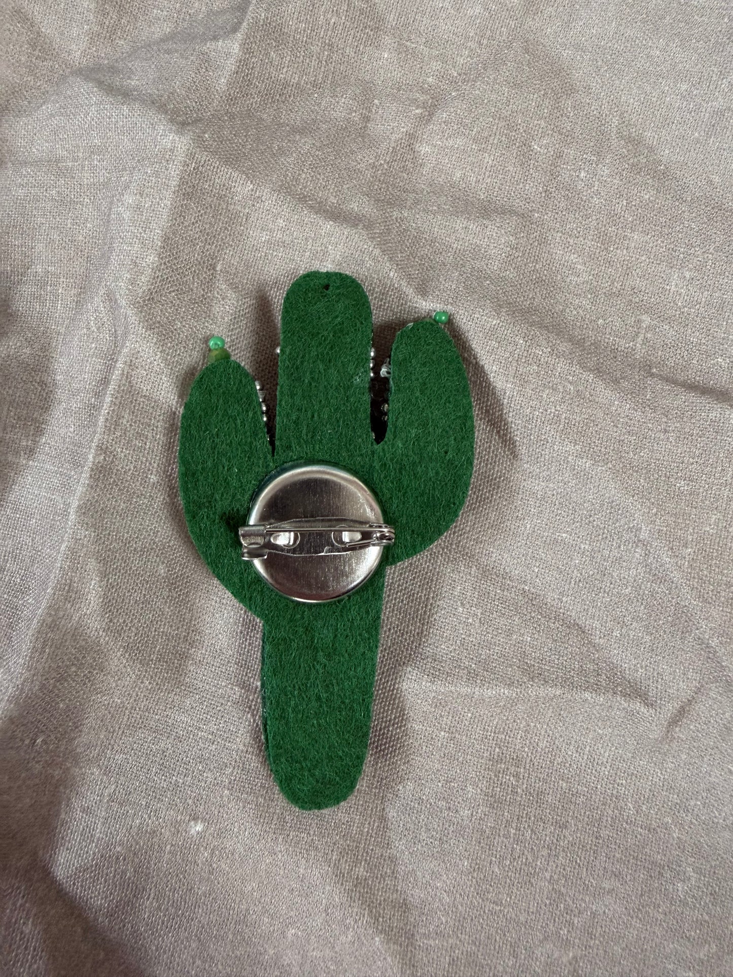 Kaktus Brosche mit Perlen und Pailetten – Statement Accessoire